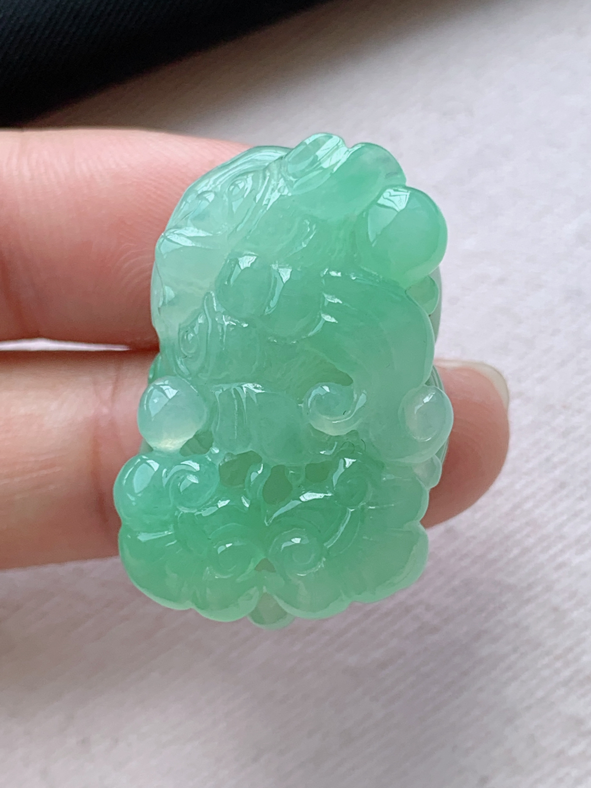 冰绿貔貅挂件
品相兼备  底子细腻，佩戴时尚百搭！