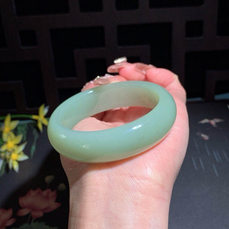 和田玉55.5圈口且末蓝宽版手镯！玉质细腻油润 底色纯净 无裂无黑 脂粉好，品质高。