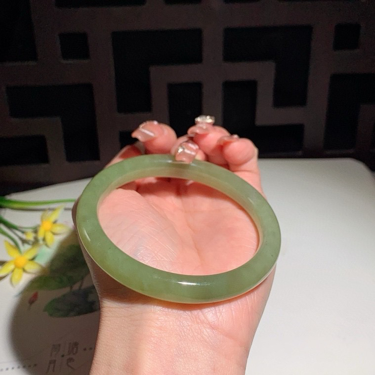 和田玉61圈口黄口料手镯！玉质细腻油润 底色纯净 无纹裂 脂粉好，品质好！