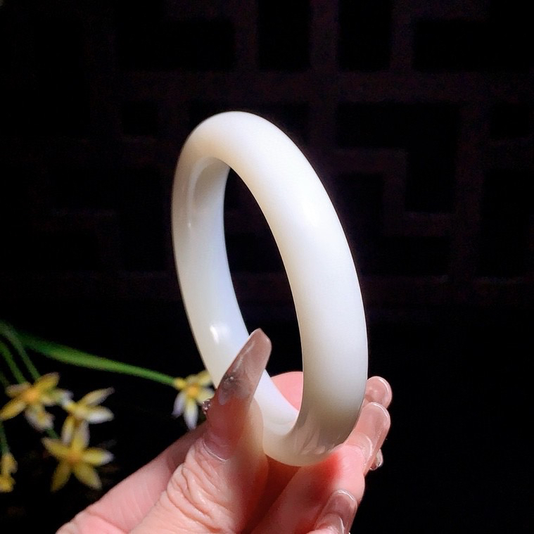 和田玉58圈口白玉手镯！玉质细腻油润 底色纯净 无裂无杂 脂粉好，品质高