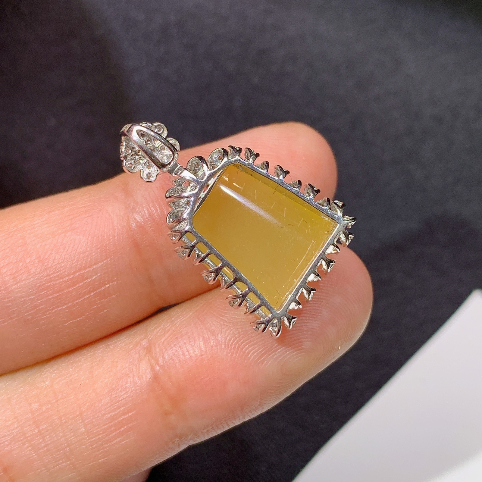 冰黄翡无事牌吊坠，18k金镶嵌，冰透水润，颜色鲜艳，M002 尺寸23.8*14.8*7.3