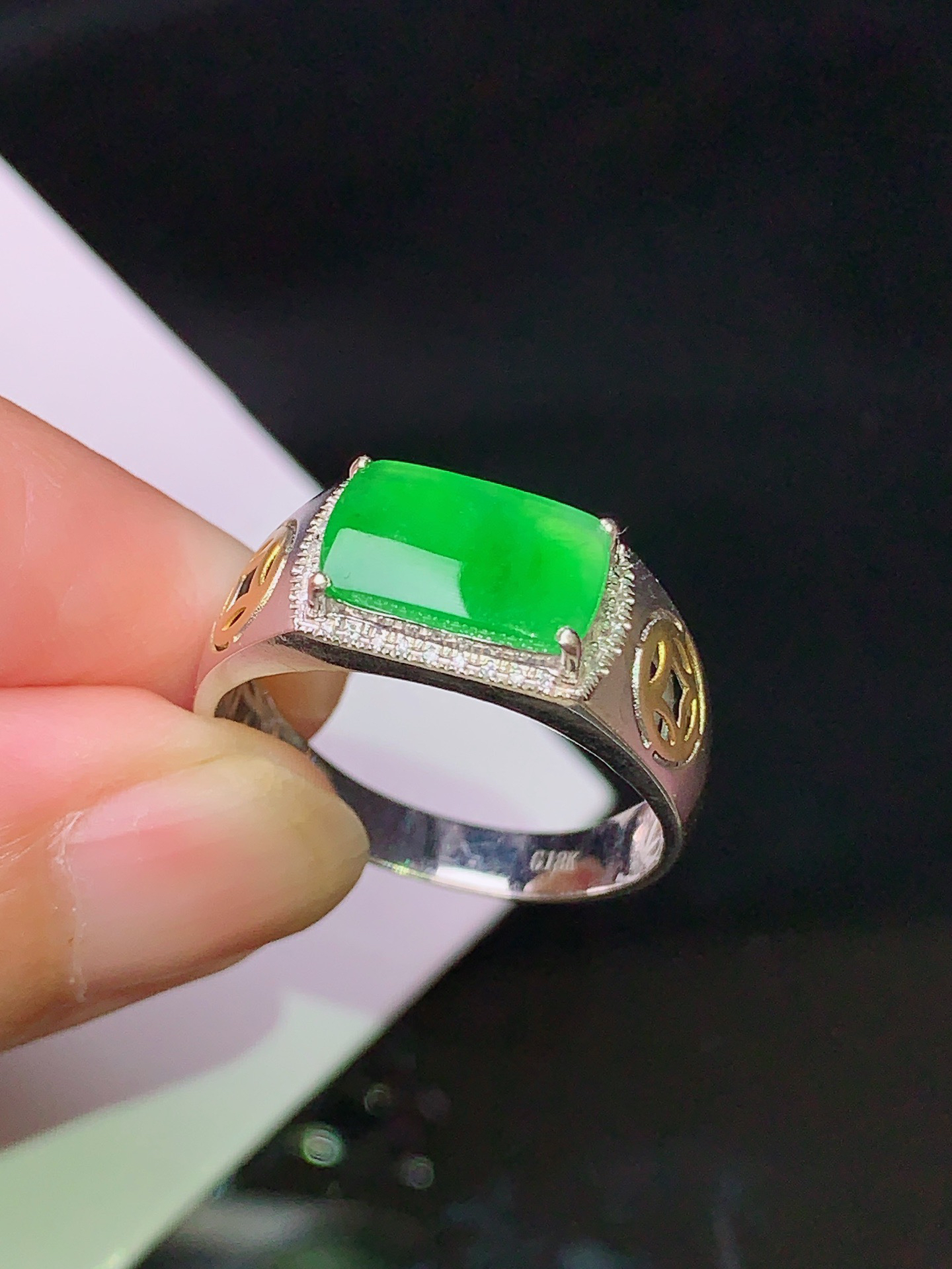 18k金钻镶嵌翠绿马鞍戒指 玉质细腻 色泽清新艳丽 圈口18.5 裸石尺寸6*10.2*2yz