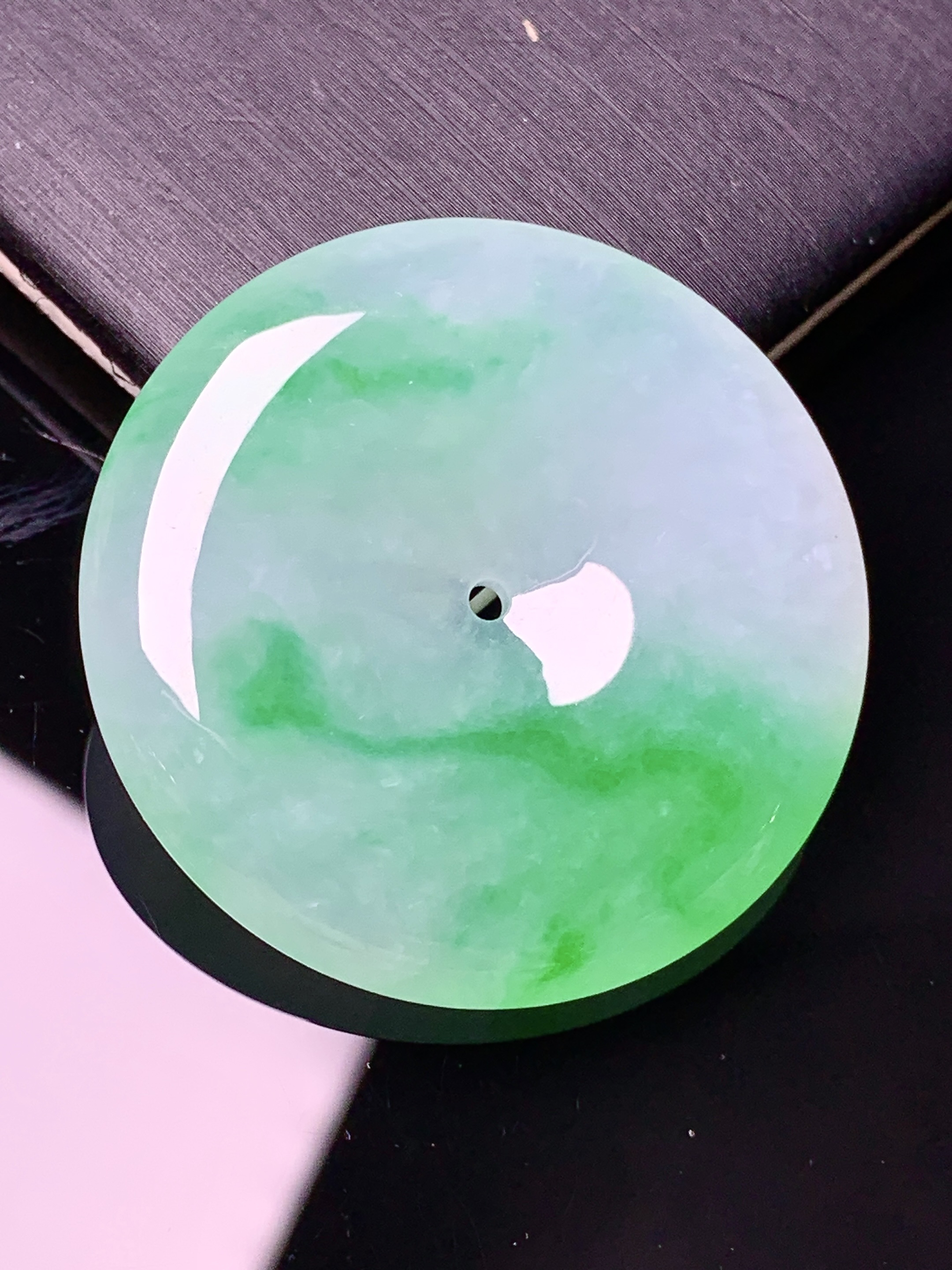 飘绿平安扣吊坠 玉质细腻 色泽艳丽清新 水润亮眼 整体尺寸34*6x1