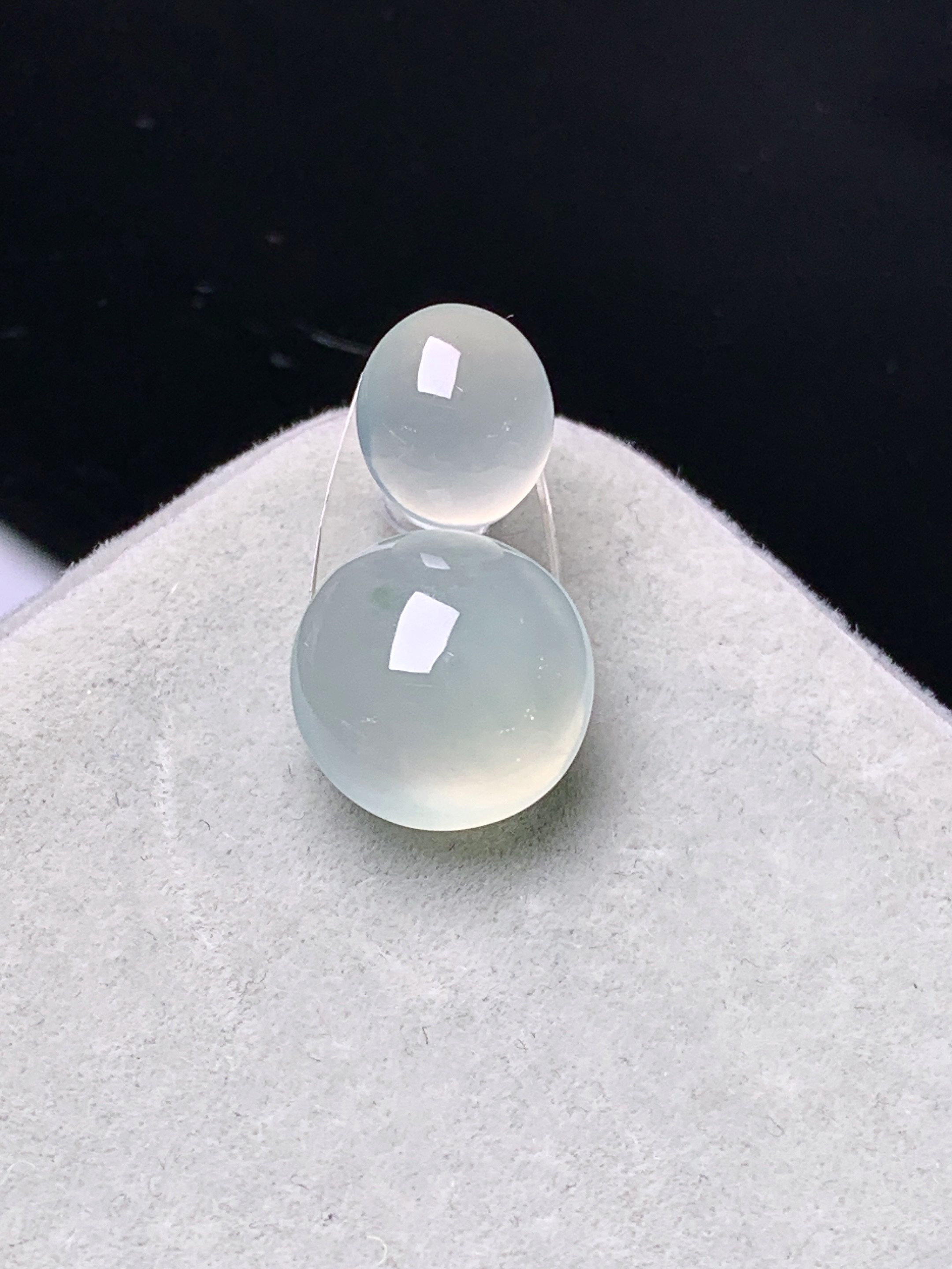 镶嵌款 冰种蛋面吊坠 玉质细腻 色泽艳丽清新 水润亮眼 整体尺寸11*5.5*2x