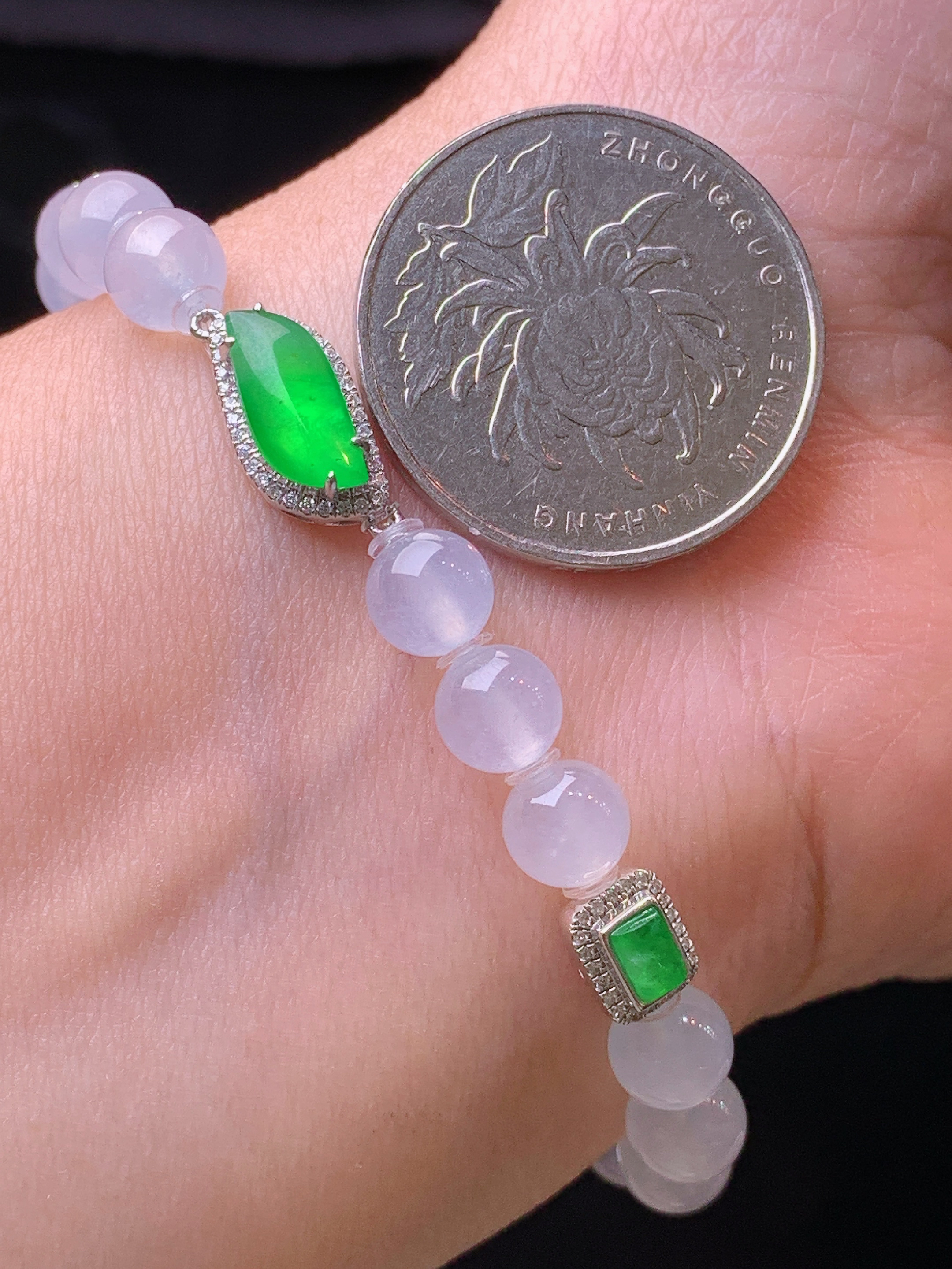 18k金钻镶嵌满绿随形搭配冰种圆珠手链 玉质细腻 色泽艳丽清新 水润亮眼 整体尺寸11.5*5*2.3m5