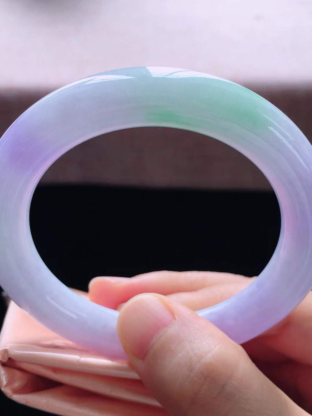 【翡翠名称】老种春带彩52.3圈口圆条手镯
【翡翠尺寸】52.3*9.8*10mm适合52-55正圈