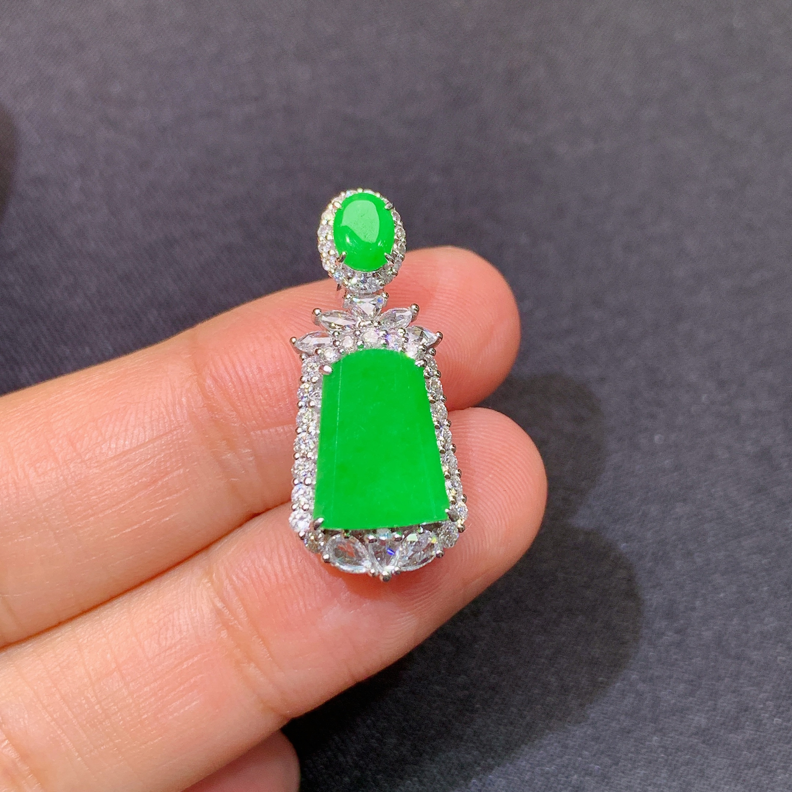 阳绿无事牌吊坠，18k金镶嵌，色泽鲜阳，种老水足 尺寸25.5*11.1*6.9