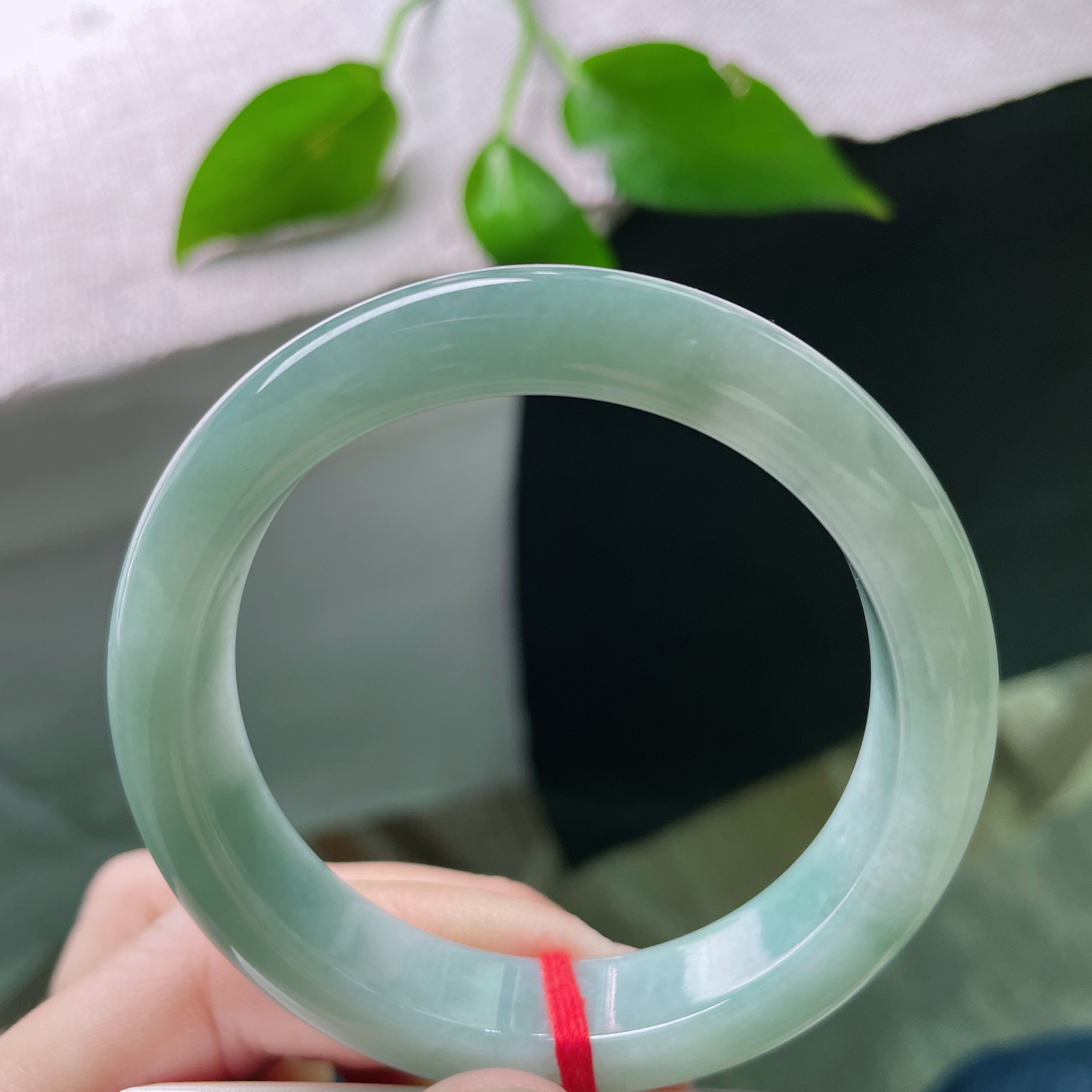 53.2/11.9/8.2，蓝底正圈，水润细腻，种老，玉暖人心，美不自知。棉线