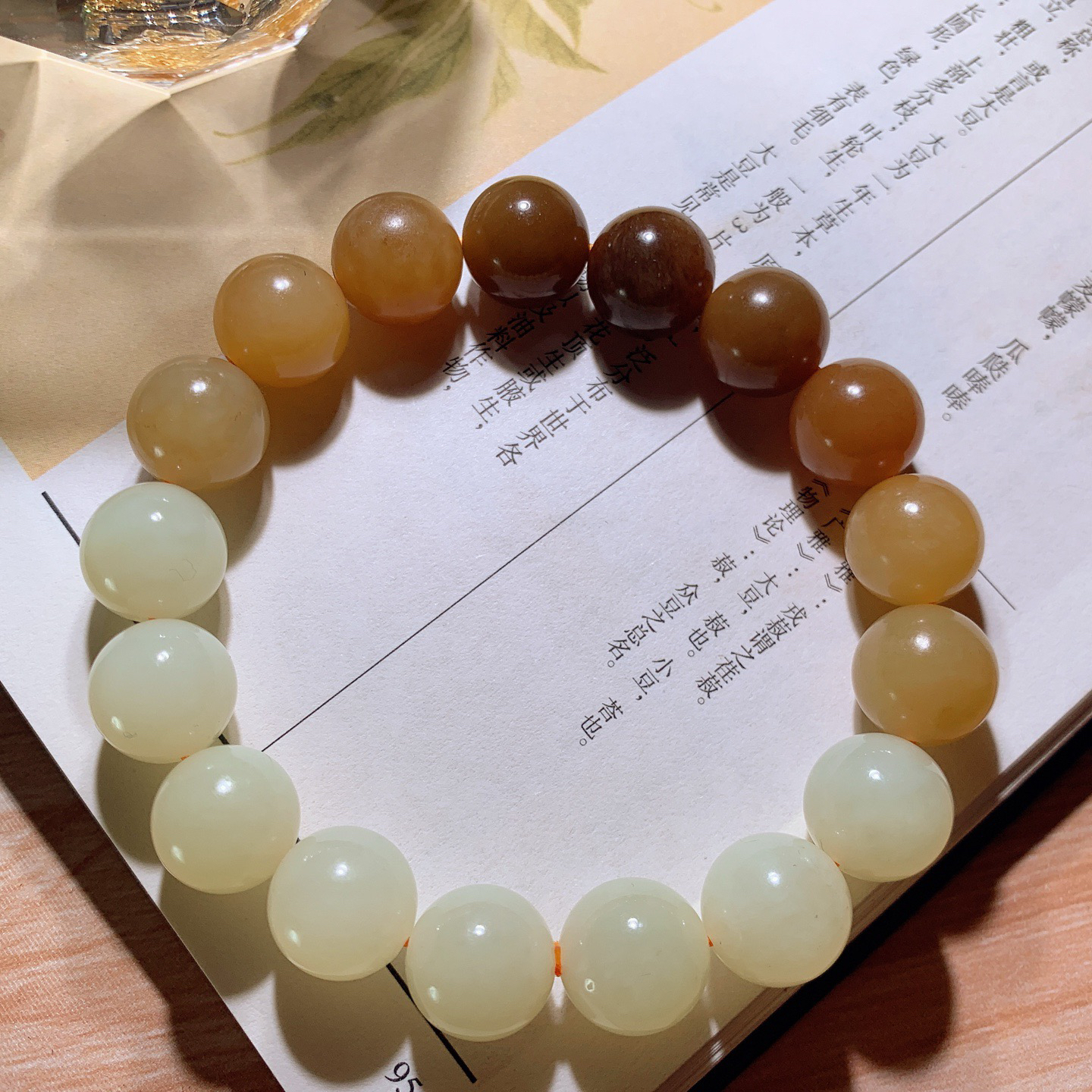 新疆和田玉且末糖圆珠手串！单颗尺寸12。玉质细腻油润 底色纯净 脂粉好，品质好。lt260401