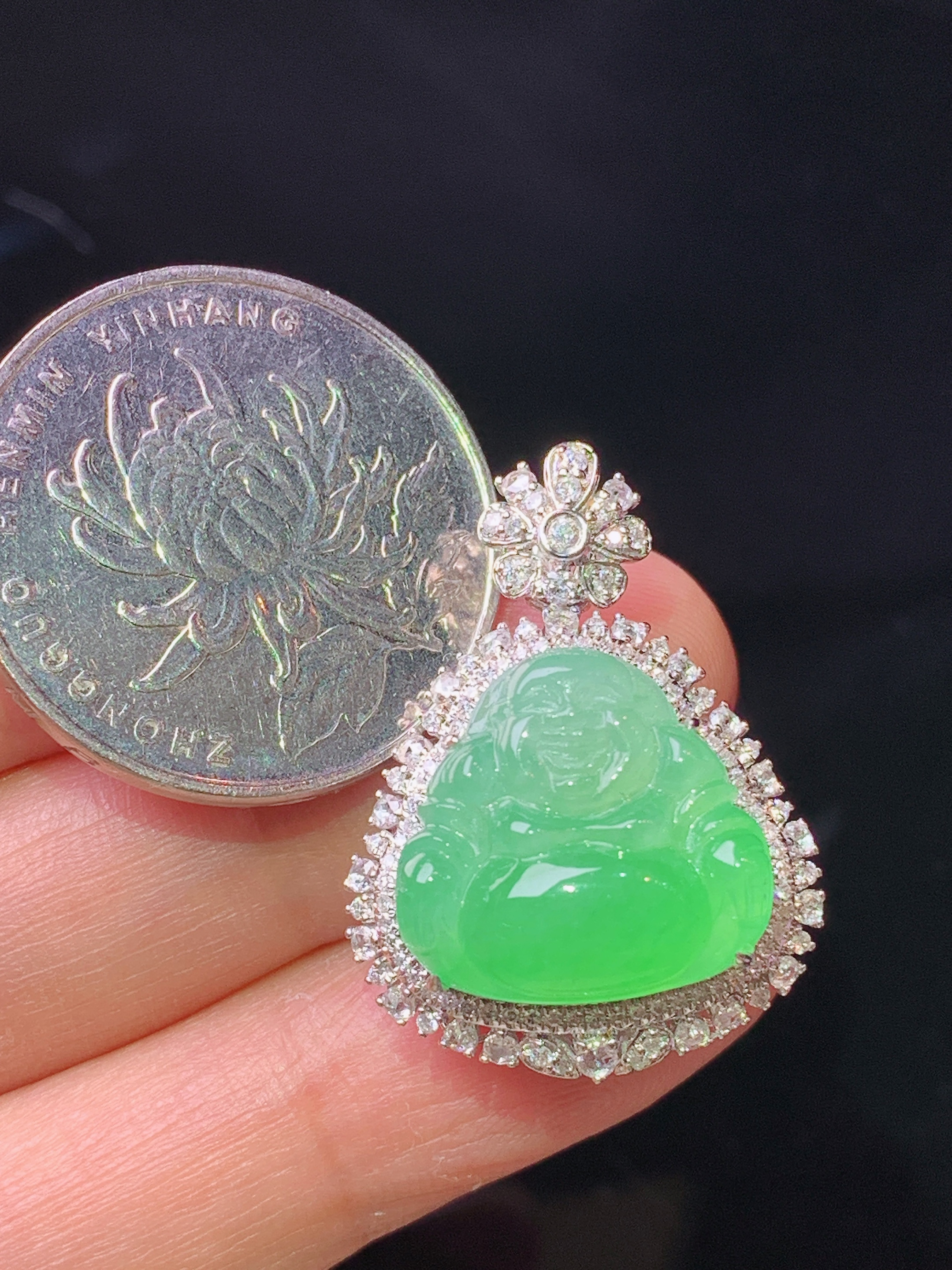 18k金钻镶嵌翠绿佛公吊坠 玉质细腻 色泽艳丽清新 水润亮眼 整体尺寸27.8*20.6*13.5k1