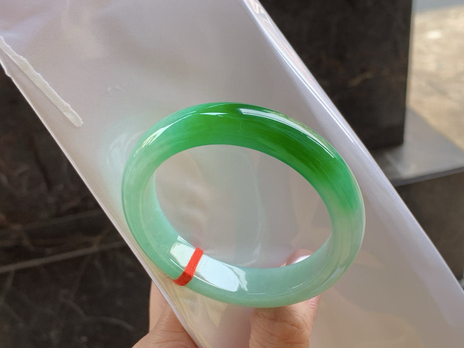 辣绿手镯
颜色漂亮 55.7/13/8.7mm