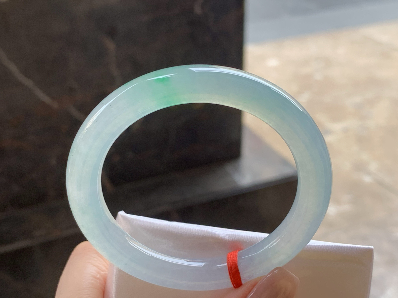 冰种飘色福镯
种老水足 52.7/9.2mm