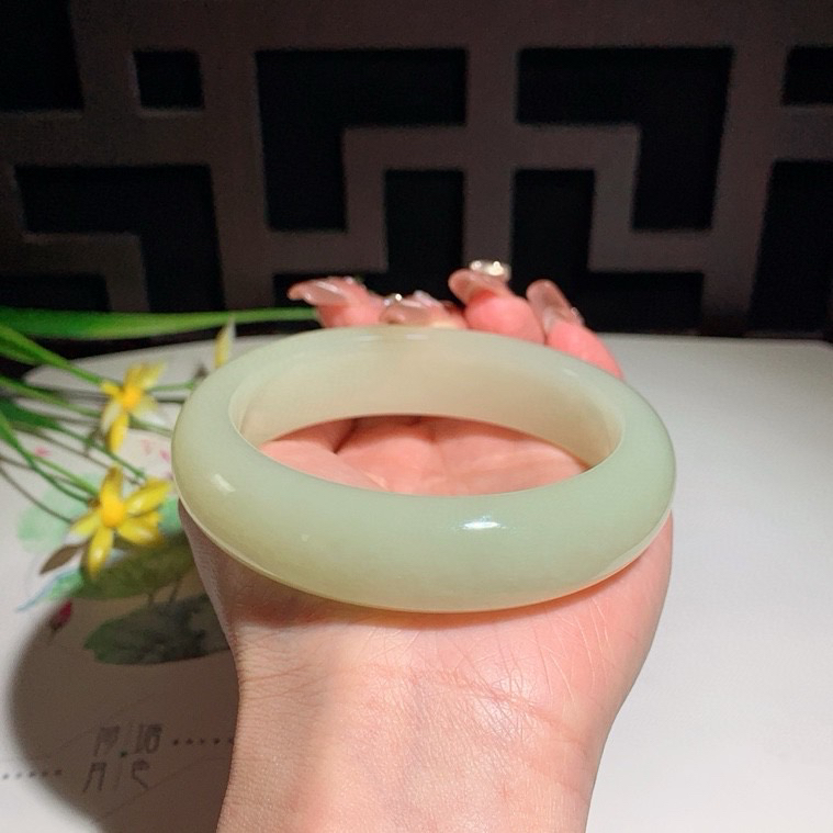 和田玉62.9圈口黄口料宽版手镯！玉质细腻油润 底色纯净 无裂无杂 脂粉好，品质好！