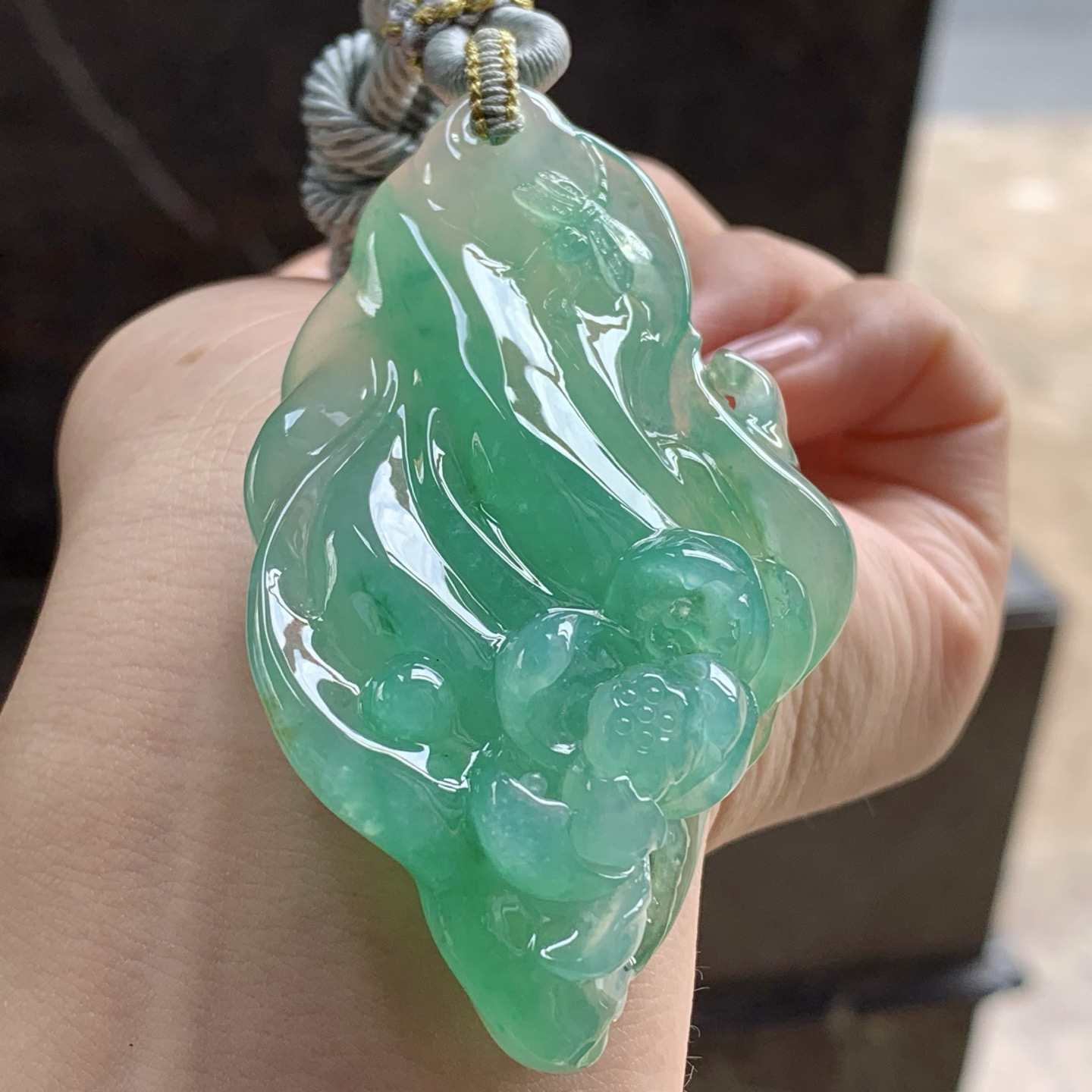 冰种果绿随形挂坠
种色俱佳 厚装品相好