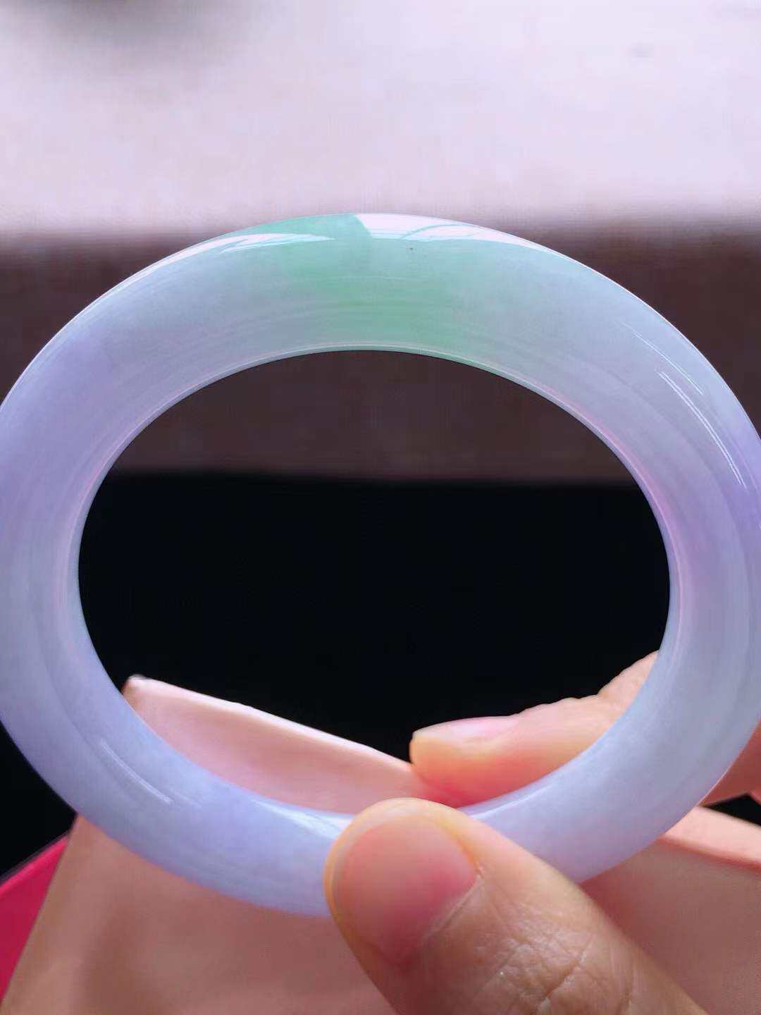 【翡翠名称】老种春带彩52.3圈口圆条手镯
【翡翠尺寸】52.3*9.8*10mm适合52-55正圈口佩戴
【翡翠描述】宝贝种老水足，玉质细腻，色泽靓丽，性价比高，佩戴效果好！
【其它赠送】权威证书/精美挂绳盒子/支持全国复检