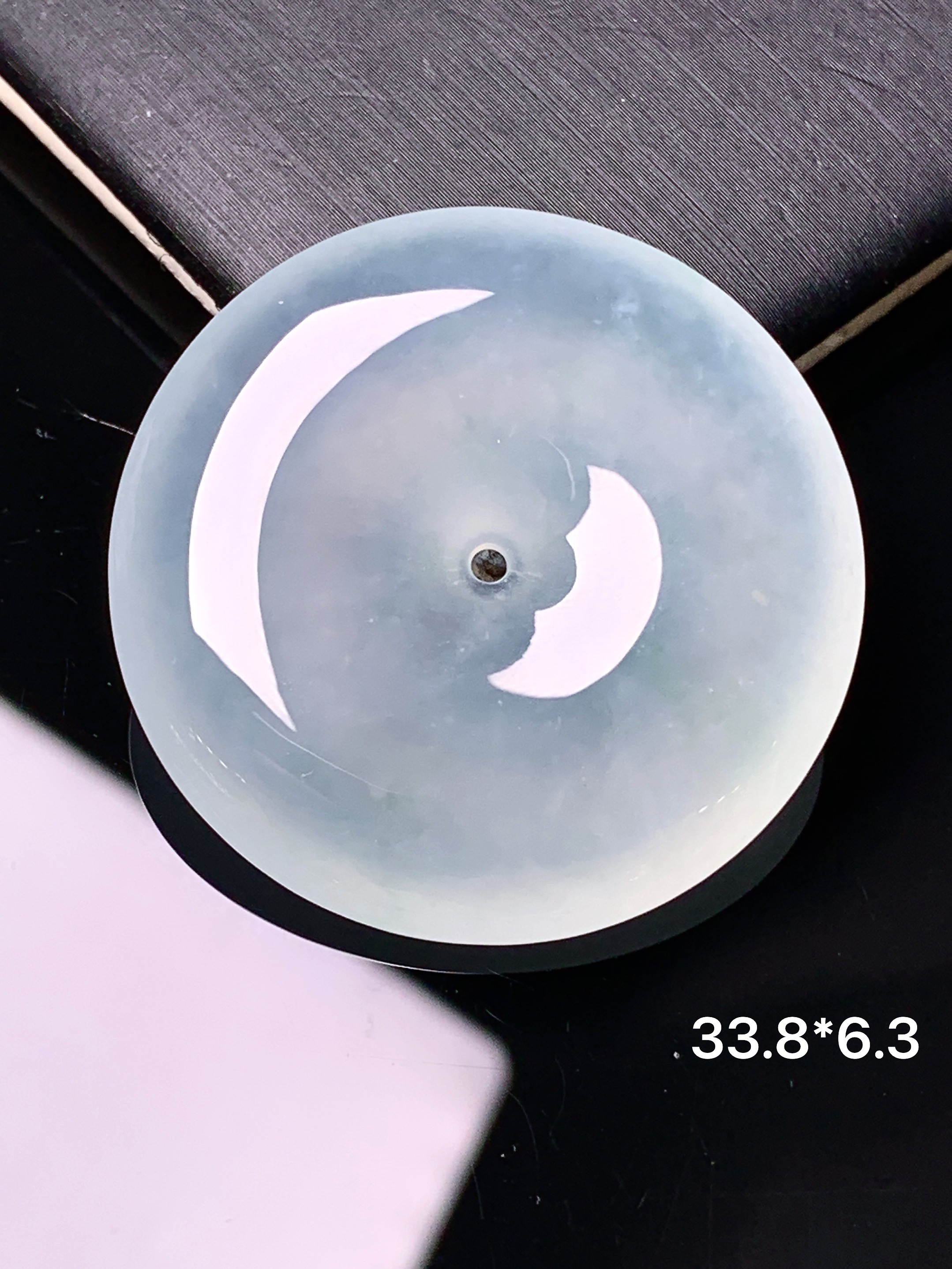 冰种平安扣吊坠 玉质细腻 色泽艳丽清新 水润亮眼 整体尺寸33.8*6.3x1