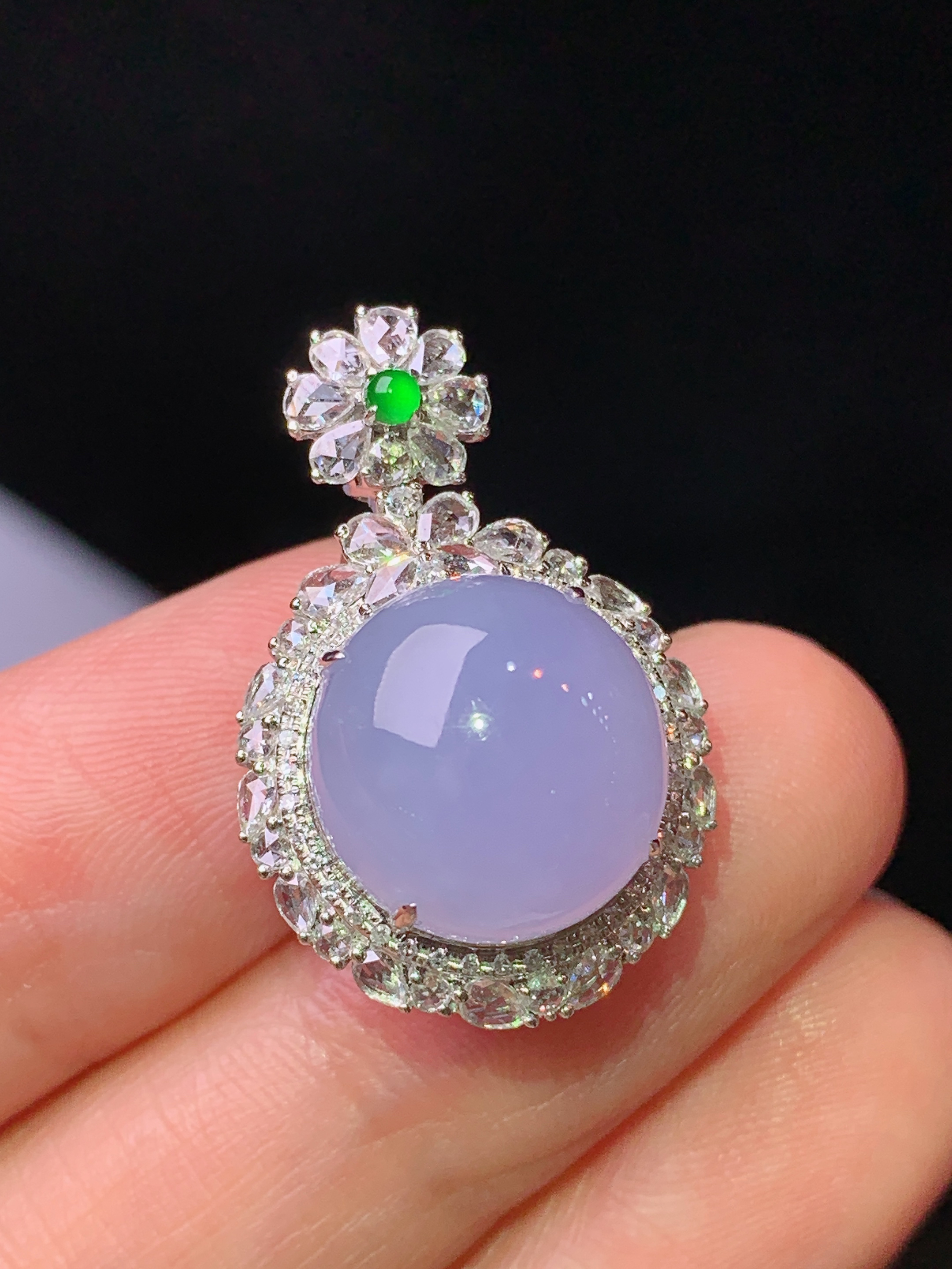 18k金钻镶嵌紫罗兰蛋面吊坠 玉质细腻 色泽艳丽清新 水润亮眼 整体尺寸26.5*16.8*12.5