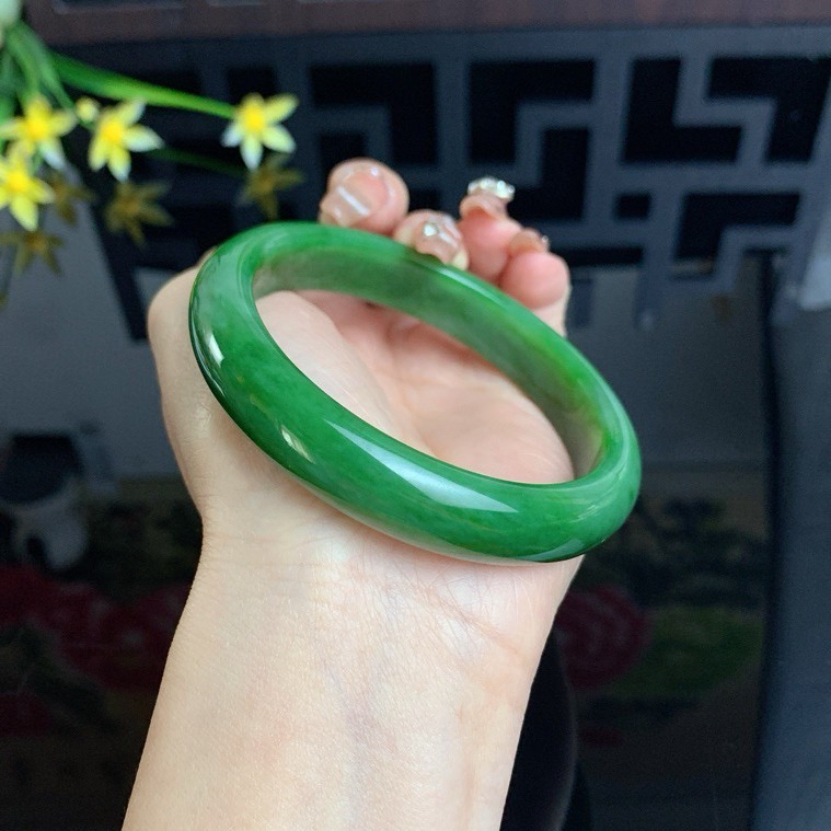 和田玉碧玉62.5圈口阳绿色碧玉手镯！玉质细腻油润 底色纯净 无裂无杂 脂粉好，品质高。