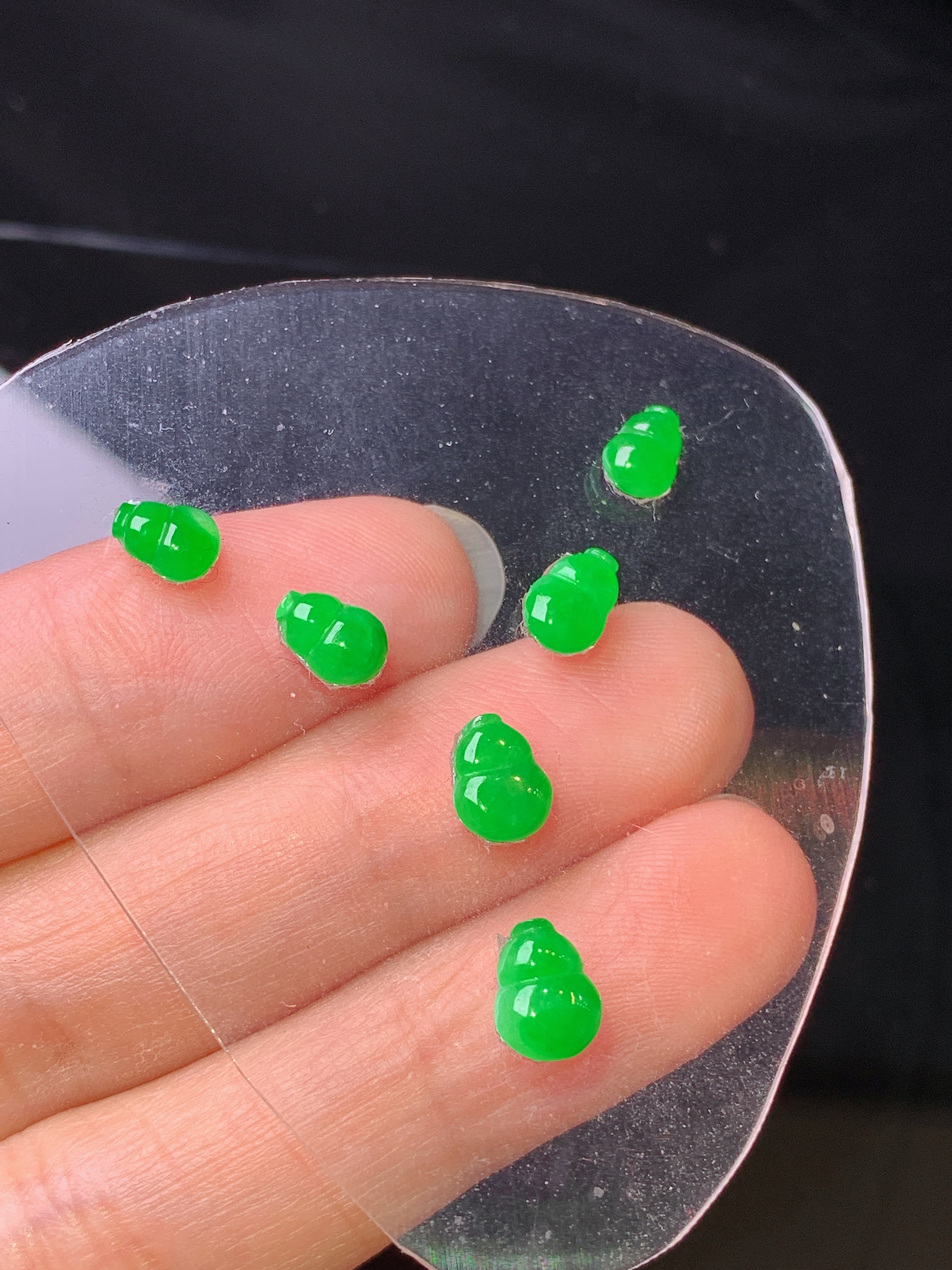 镶嵌款 满绿葫芦一手 玉质细腻 色泽艳丽清新 水润亮眼 整体尺寸7*5.5*2.2*2x