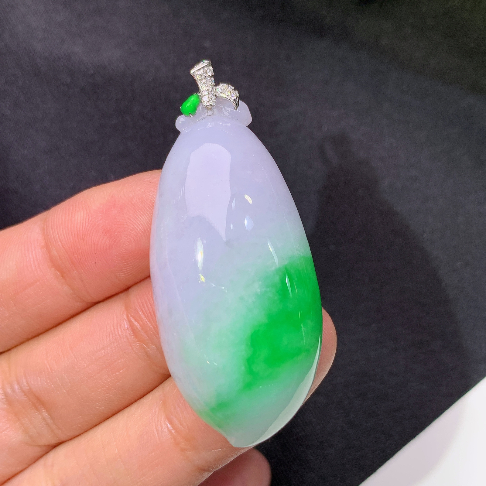 冰飘绿福瓜吊坠，18k金镶嵌，冰润细腻，色阳，种水足，Xky 尺寸48.9*20.5*11.5