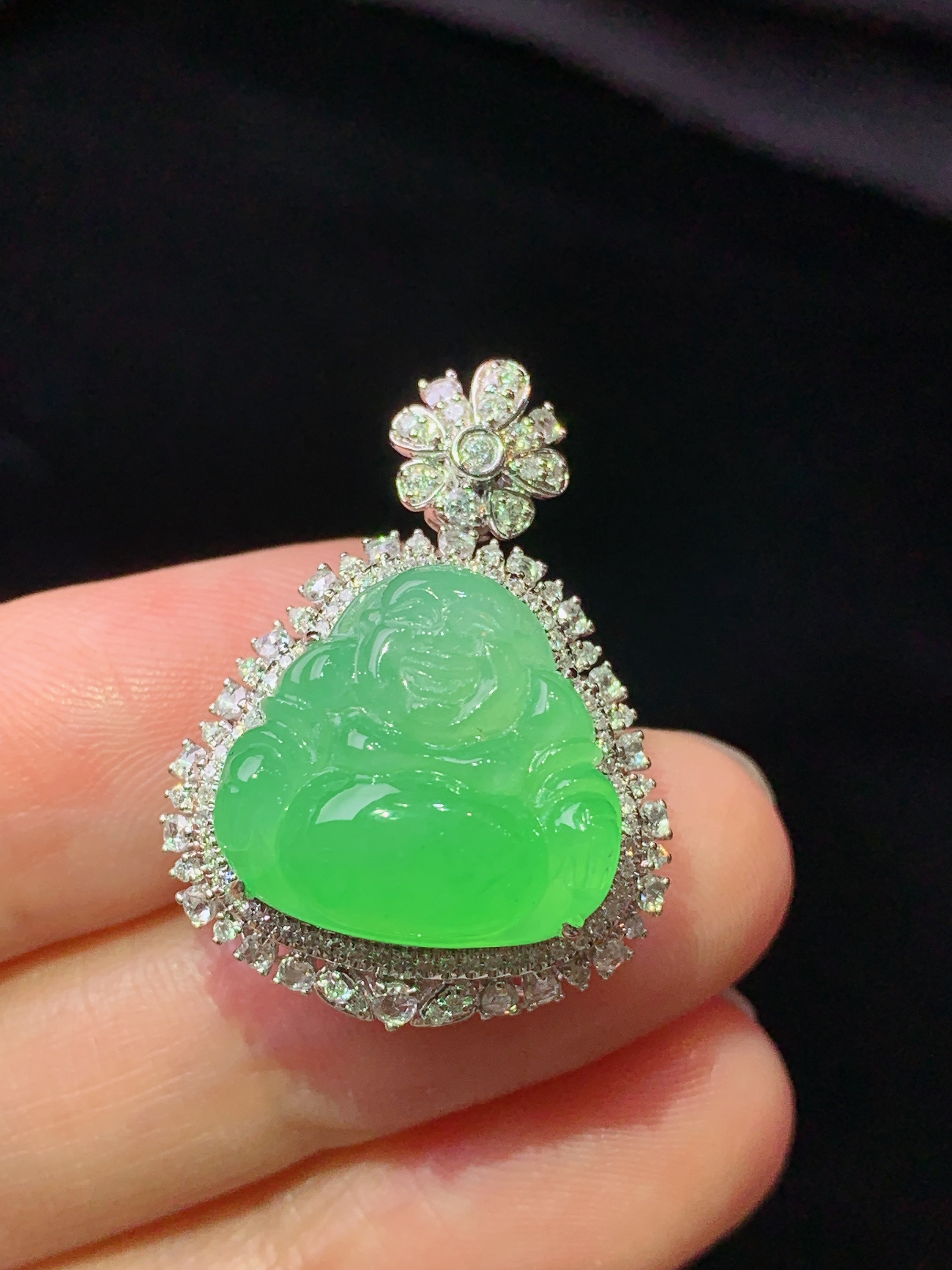 18k金钻镶嵌翠绿佛公吊坠 玉质细腻 色泽艳丽清新 水润亮眼 整体尺寸27.8*20.6*13.5k1