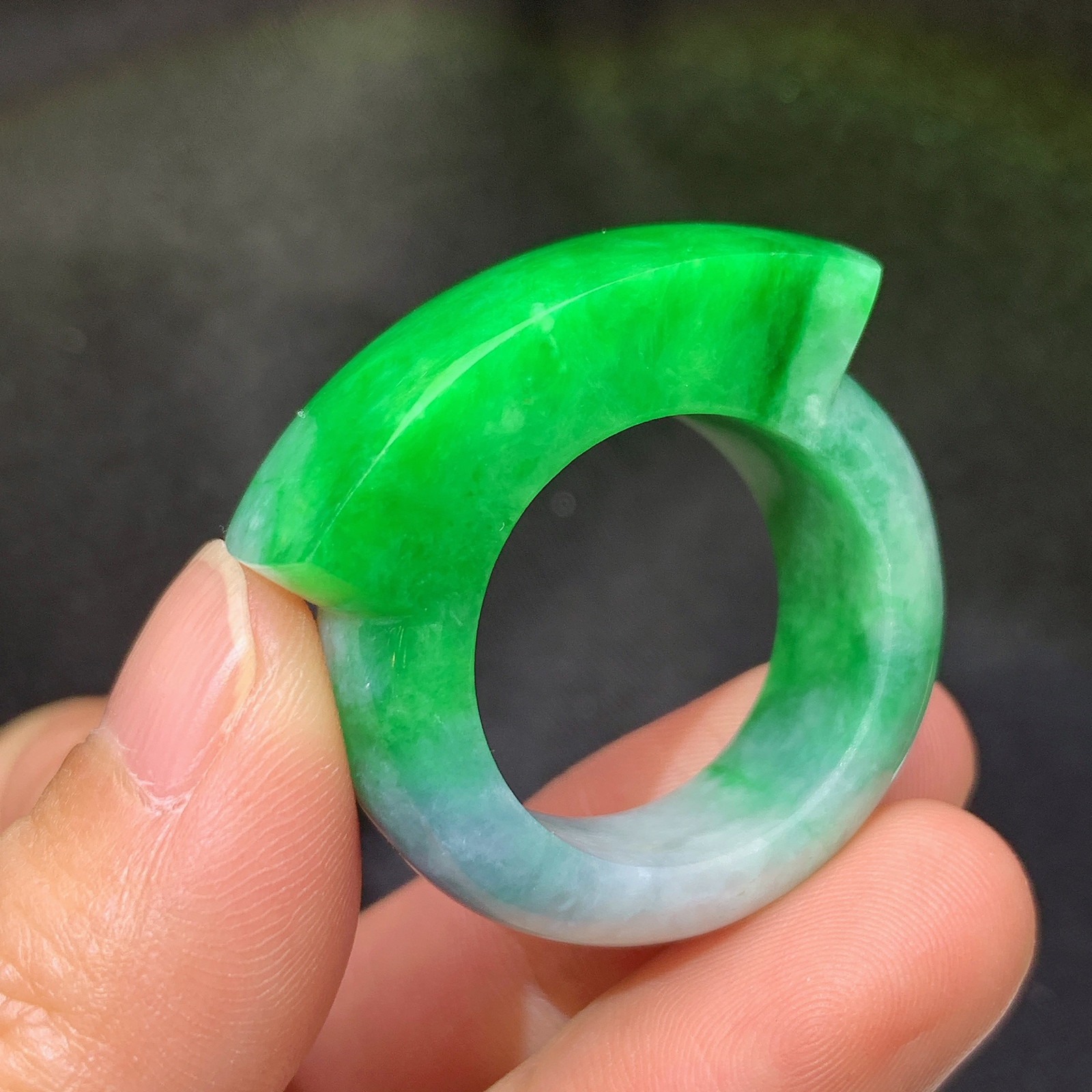 阳绿扳指，戒圈，冰润色阳，种老水足，Hon 圈口23 尺寸12.5*7.3