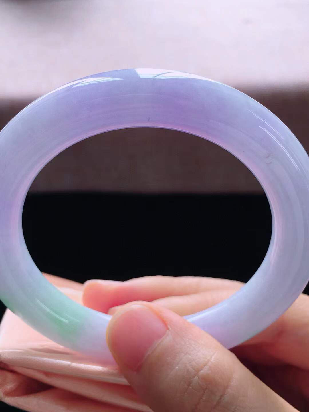 【翡翠名称】老种春带彩52.3圈口圆条手镯
【翡翠尺寸】52.3*9.8*10mm适合52-55正圈口佩戴
【翡翠描述】宝贝种老水足，玉质细腻，色泽靓丽，性价比高，佩戴效果好！
【其它赠送】权威证书/精美挂绳盒子/支持全国复检