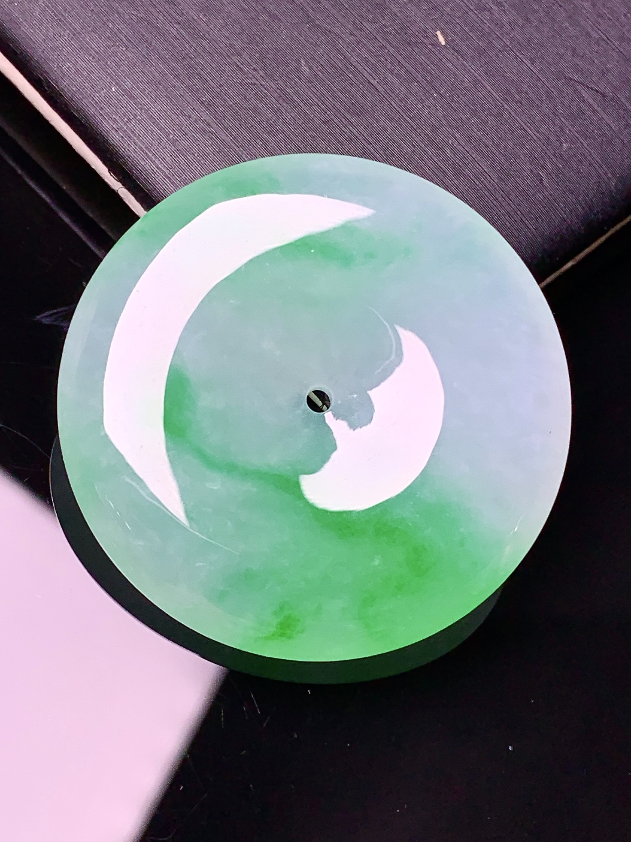 飘绿平安扣吊坠 玉质细腻 色泽艳丽清新 水润亮眼 整体尺寸34*6x1