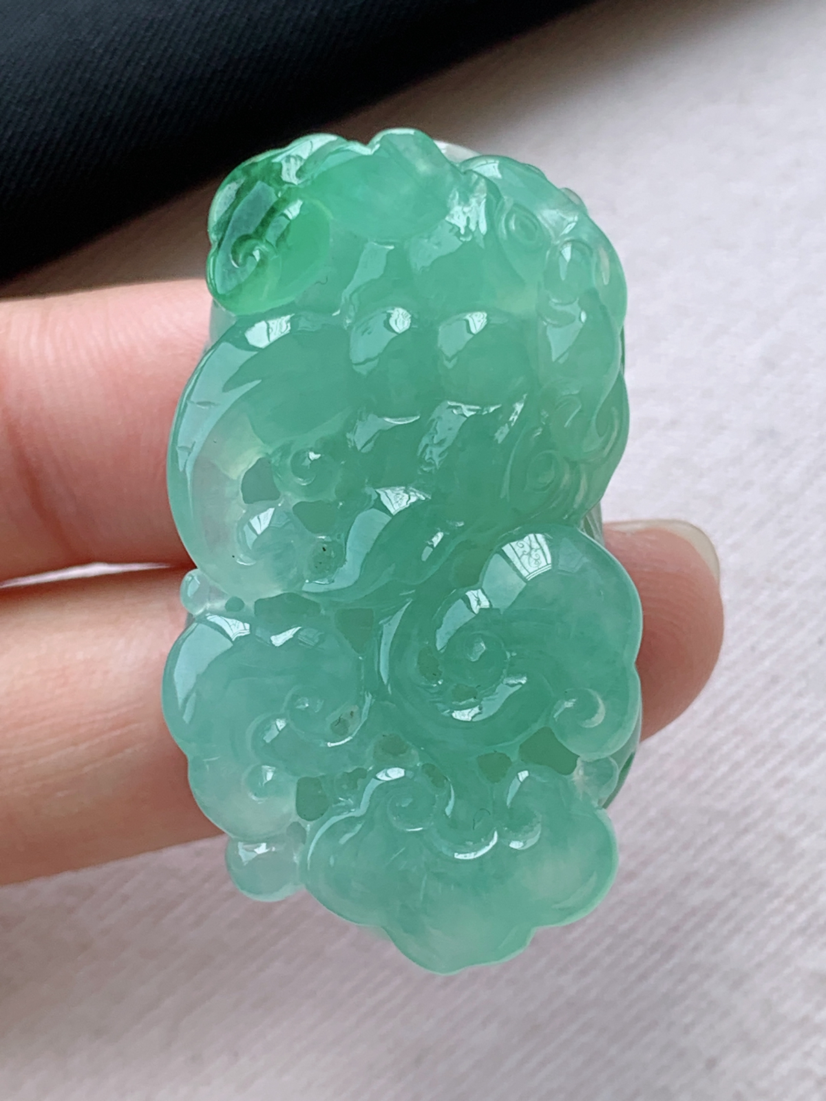 冰绿貔貅挂件
种色怡人，完美细腻莹润，佩戴清新优雅