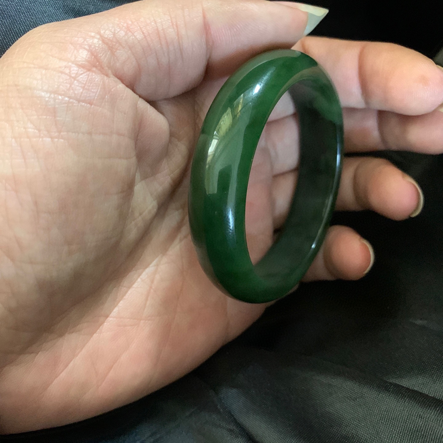 51.8圈口和田玉碧玉菠菜绿手镯，和田玉51.8圈口碧玉手镯，镯型古朴典雅。在诗情画意的雨巷相遇，你是我腕间的一抹风情，有你眸有深情.清风荡漾湖间静水，我愿俯身低眉