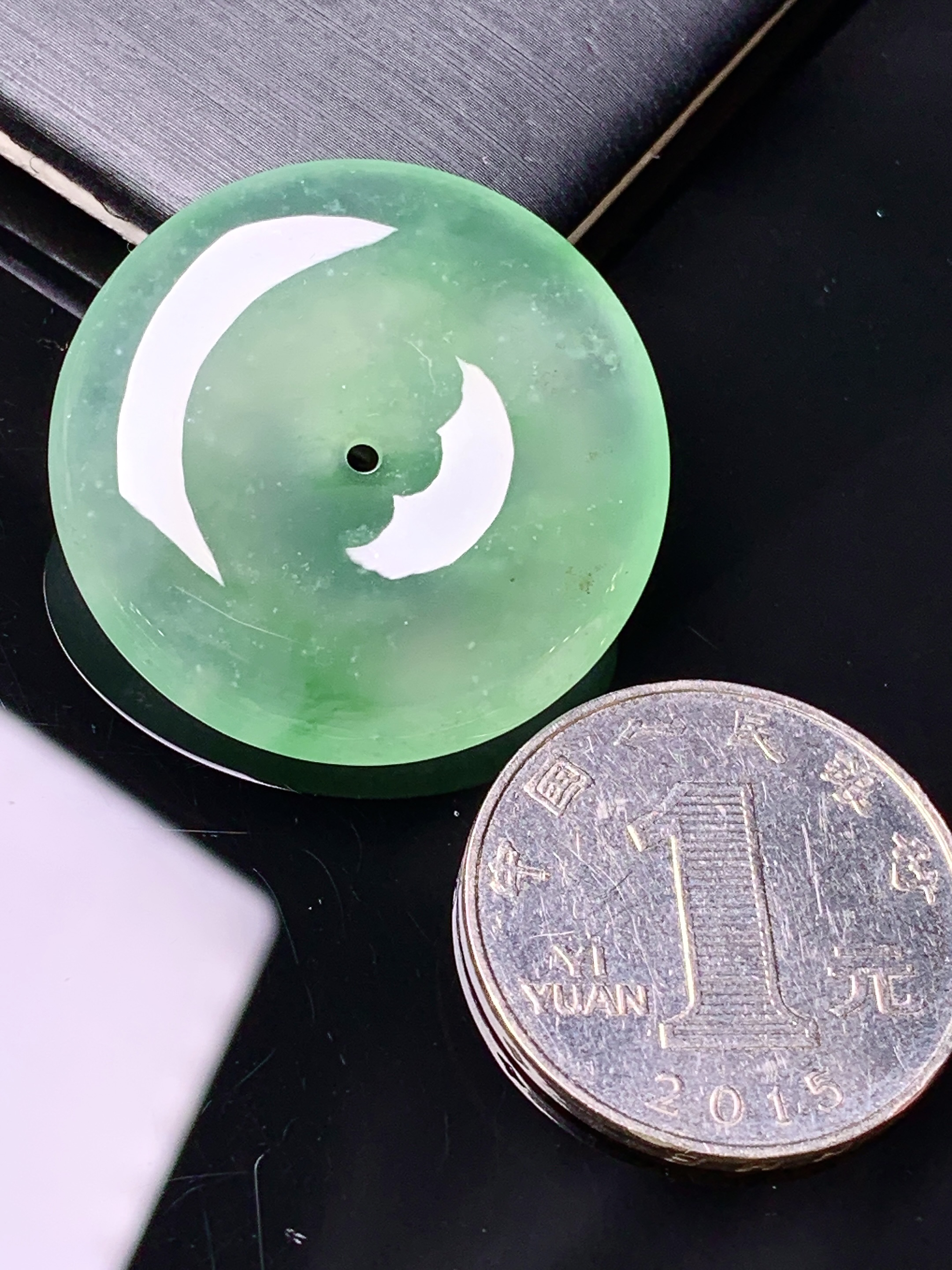 冰种翠绿平安扣吊坠 玉质细腻 色泽艳丽清新 水润亮眼 整体尺寸30.2*6b12