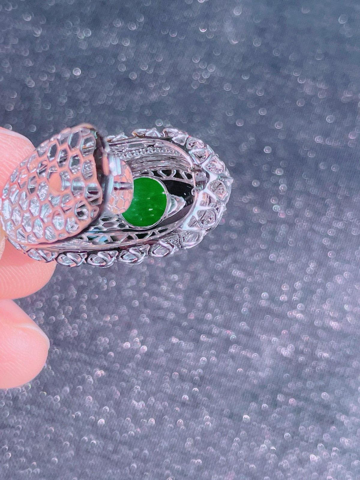 高冰绿福瓜吊坠，晶莹剔透，新颖时尚，品相完美