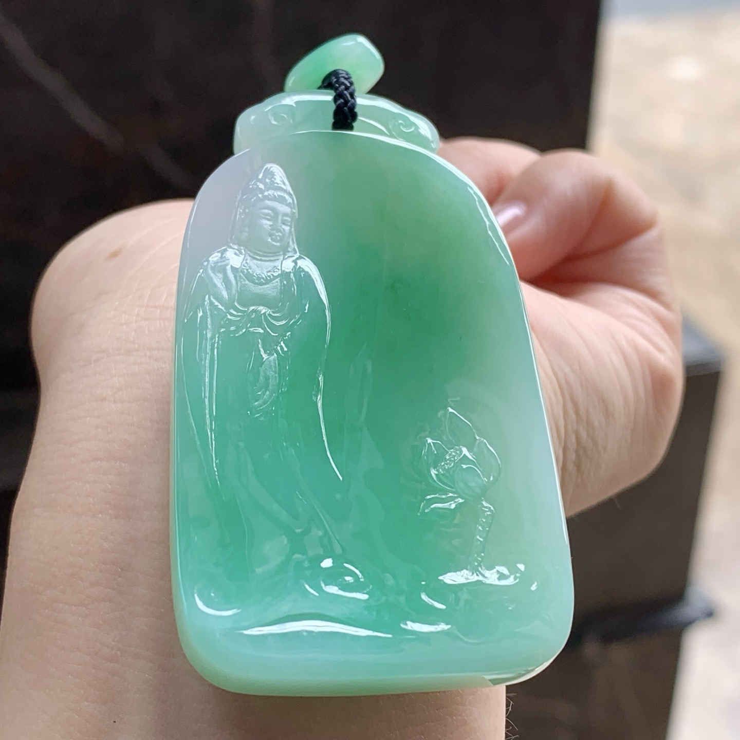 果阳绿观音牌
颜色漂亮 玉质细腻