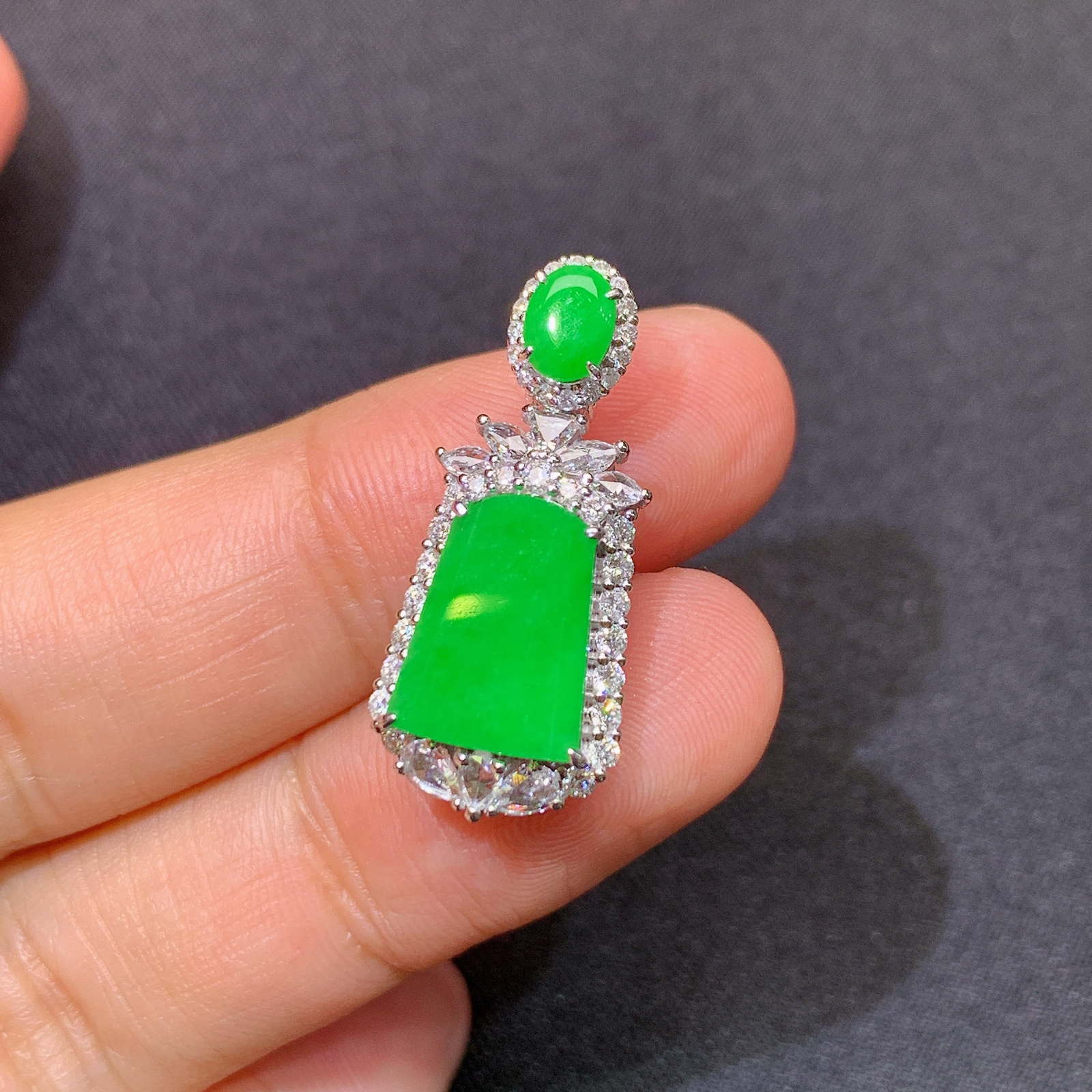 阳绿无事牌吊坠，18k金镶嵌，色泽鲜阳，种老水足 尺寸25.5*11.1*6.9