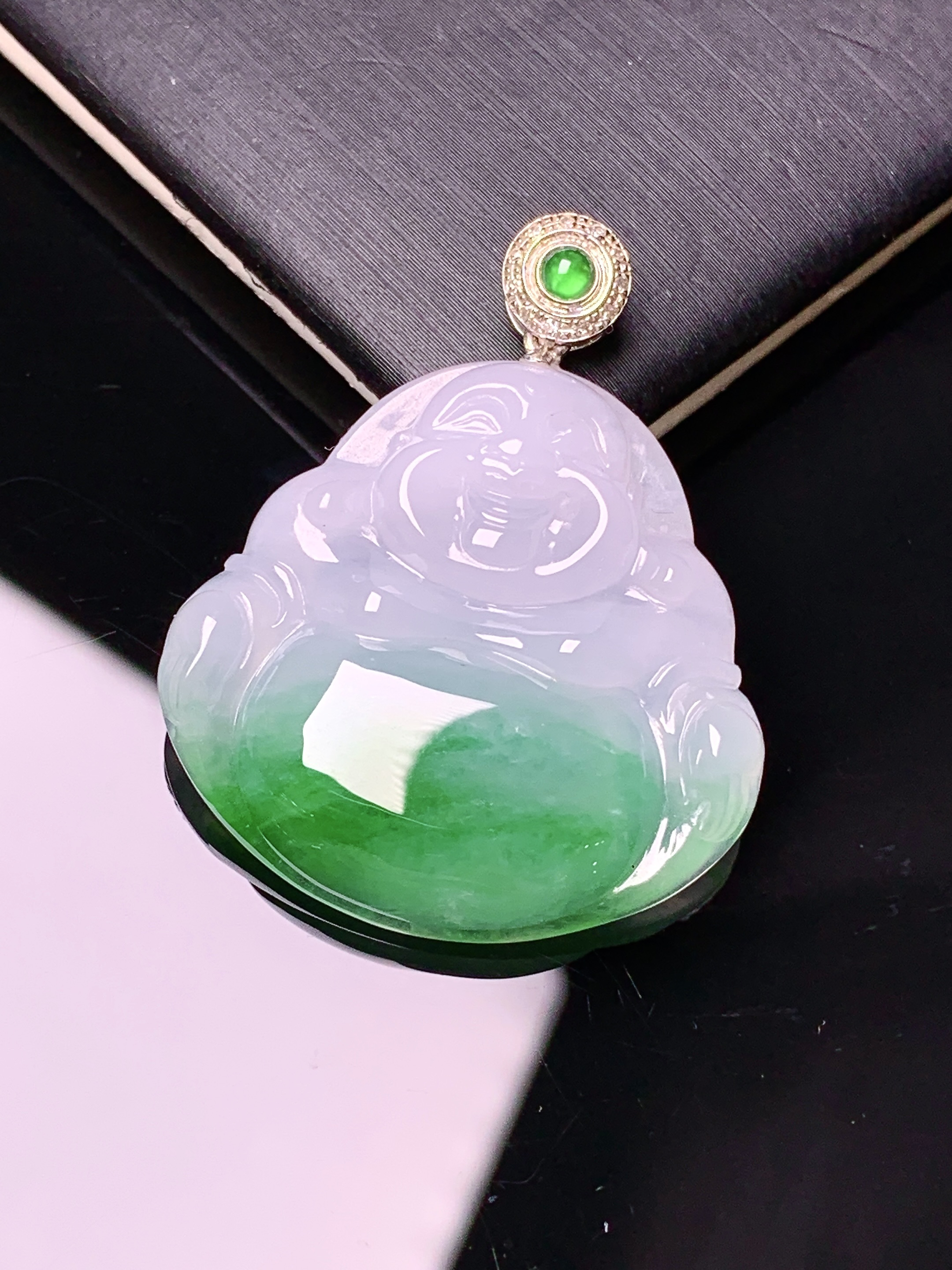18k金钻镶嵌飘绿佛公吊坠 玉质细腻 色泽艳丽清新 水润亮眼 整体尺寸34.7*28.2*6x1