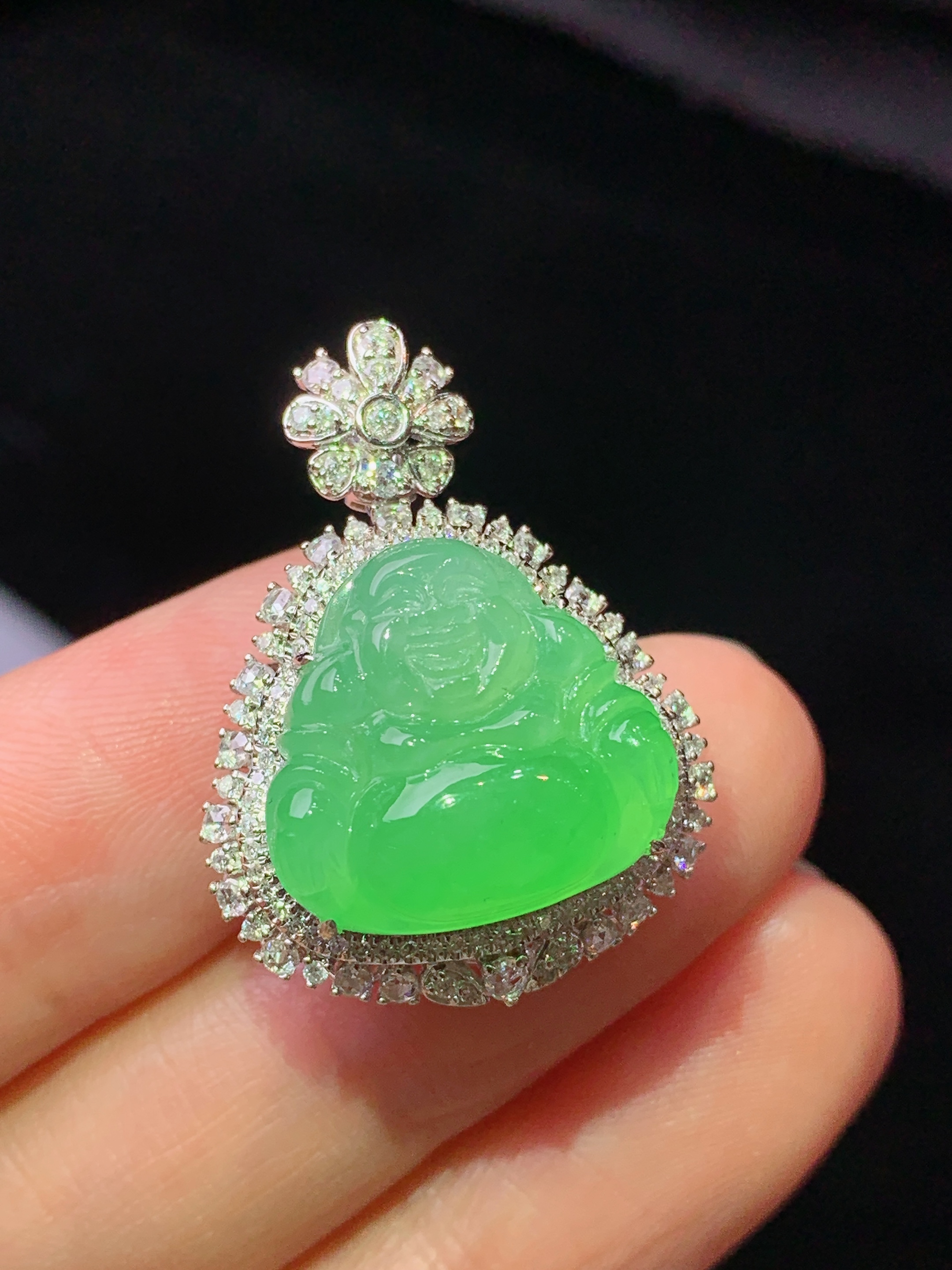 18k金钻镶嵌翠绿佛公吊坠 玉质细腻 色泽艳丽清新 水润亮眼 整体尺寸27.8*20.6*13.5k