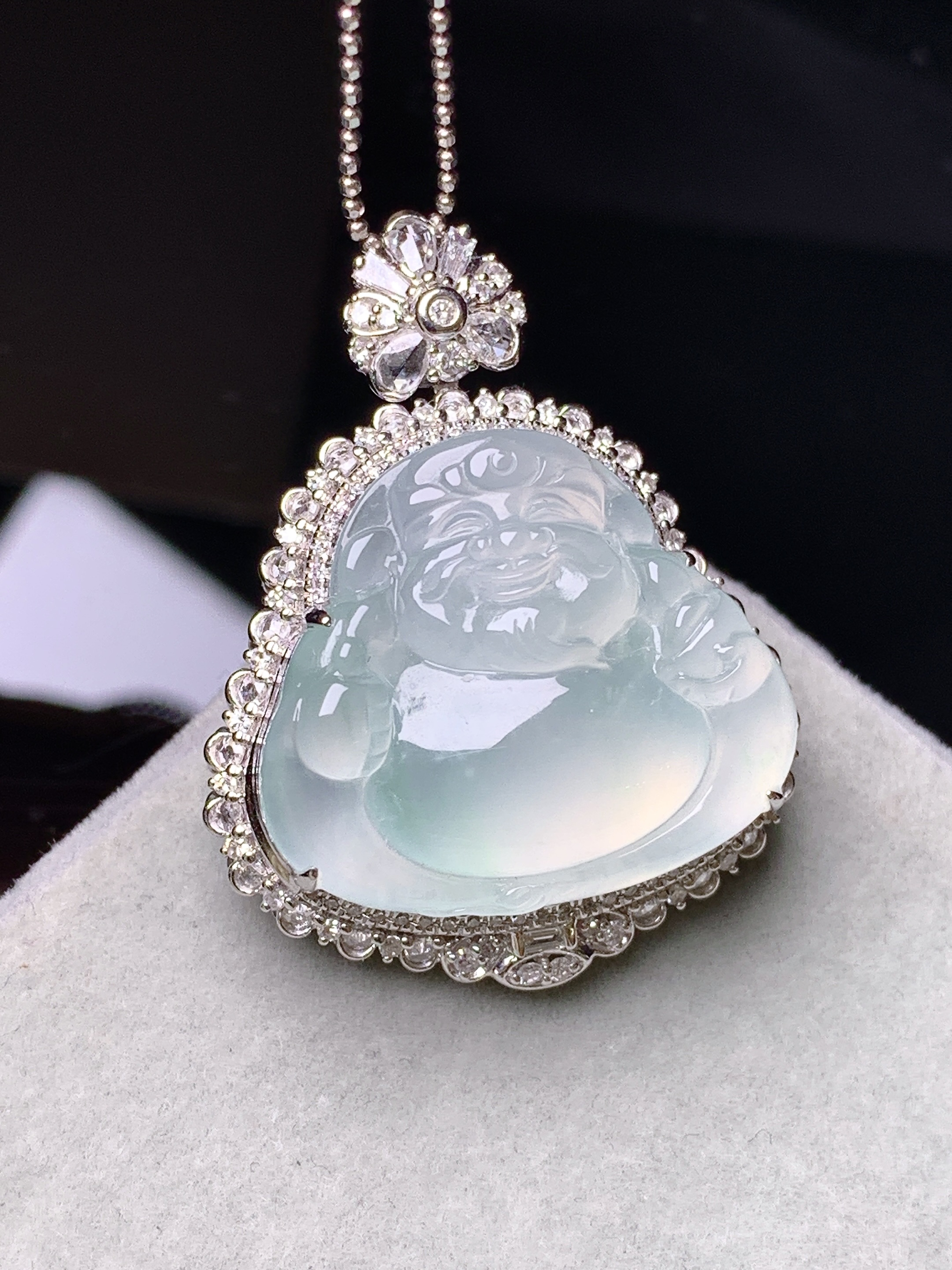 18k金钻镶嵌冰种财神吊坠 玉质细腻 色泽艳丽清新 水润亮眼 整体尺寸34.8*27.2*13.8g2