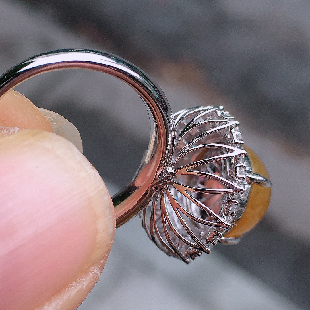 黄翡蛋面戒指，18k金豪华镶嵌，种水超好，玉质细腻