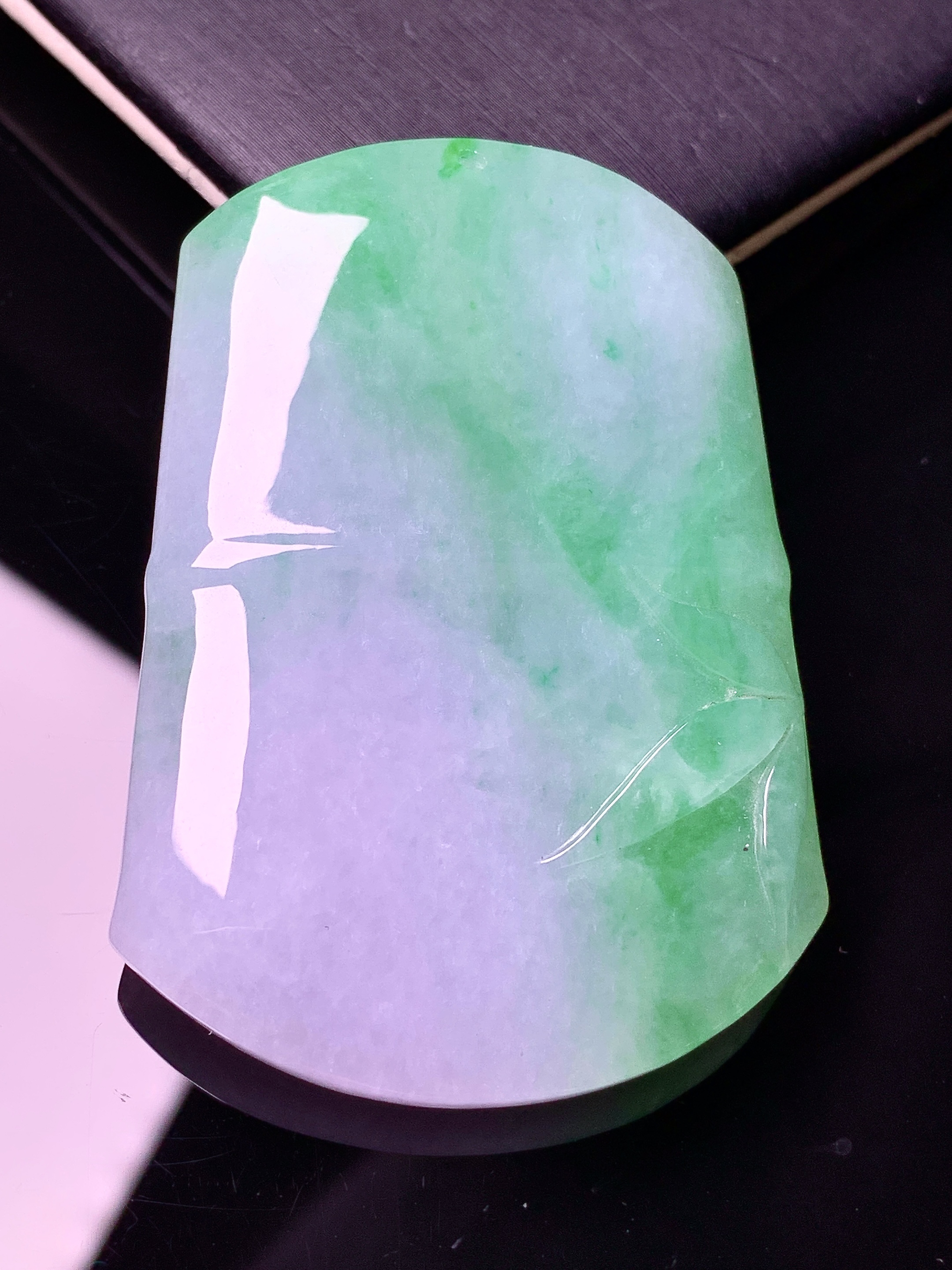 淡紫罗兰飘绿竹节牌吊坠 玉质细腻 色泽艳丽清新 水润亮眼 整体尺寸52*37.2*6.6g2