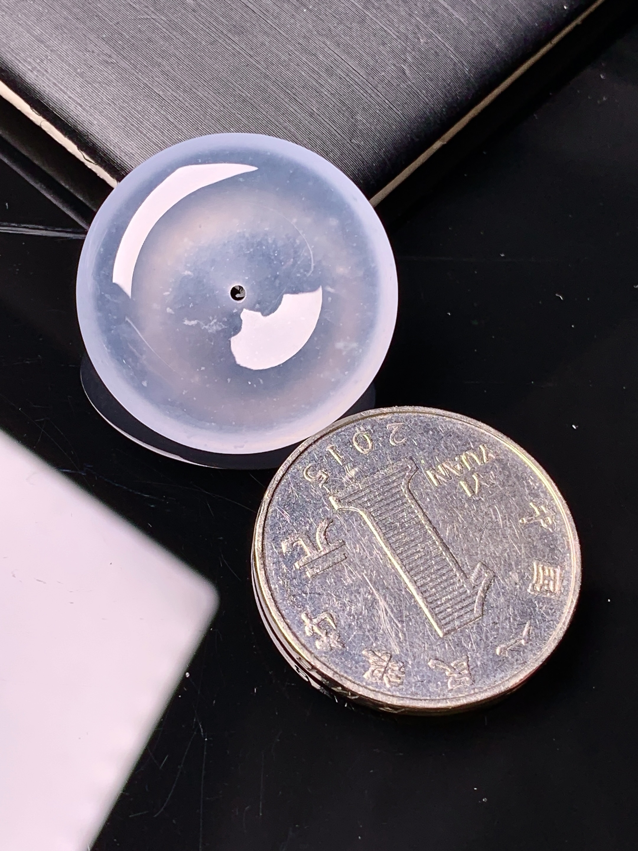 冰种平安扣吊坠 玉质细腻 色泽艳丽清新 水润亮眼 整体尺寸24.8*5.2b12