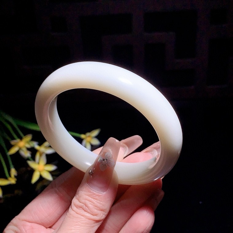 和田玉57圈口白玉手镯！玉质细腻油润 底色纯净 无裂无杂 脂粉好，品质高