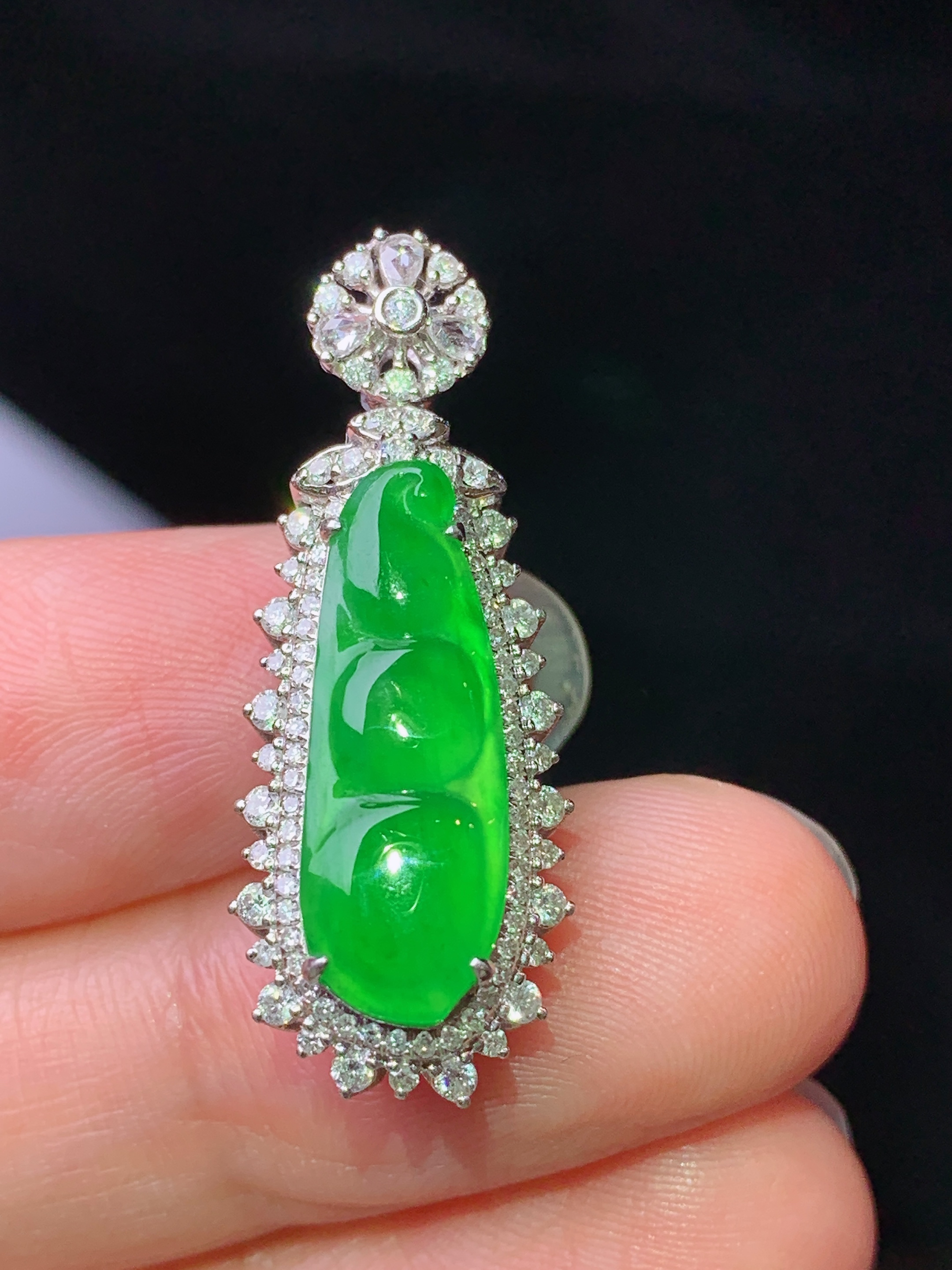 18k金钻镶嵌满绿四季豆吊坠 玉质细腻 色泽艳丽清新 水润亮眼 整体尺寸30.8*11.8*9g2