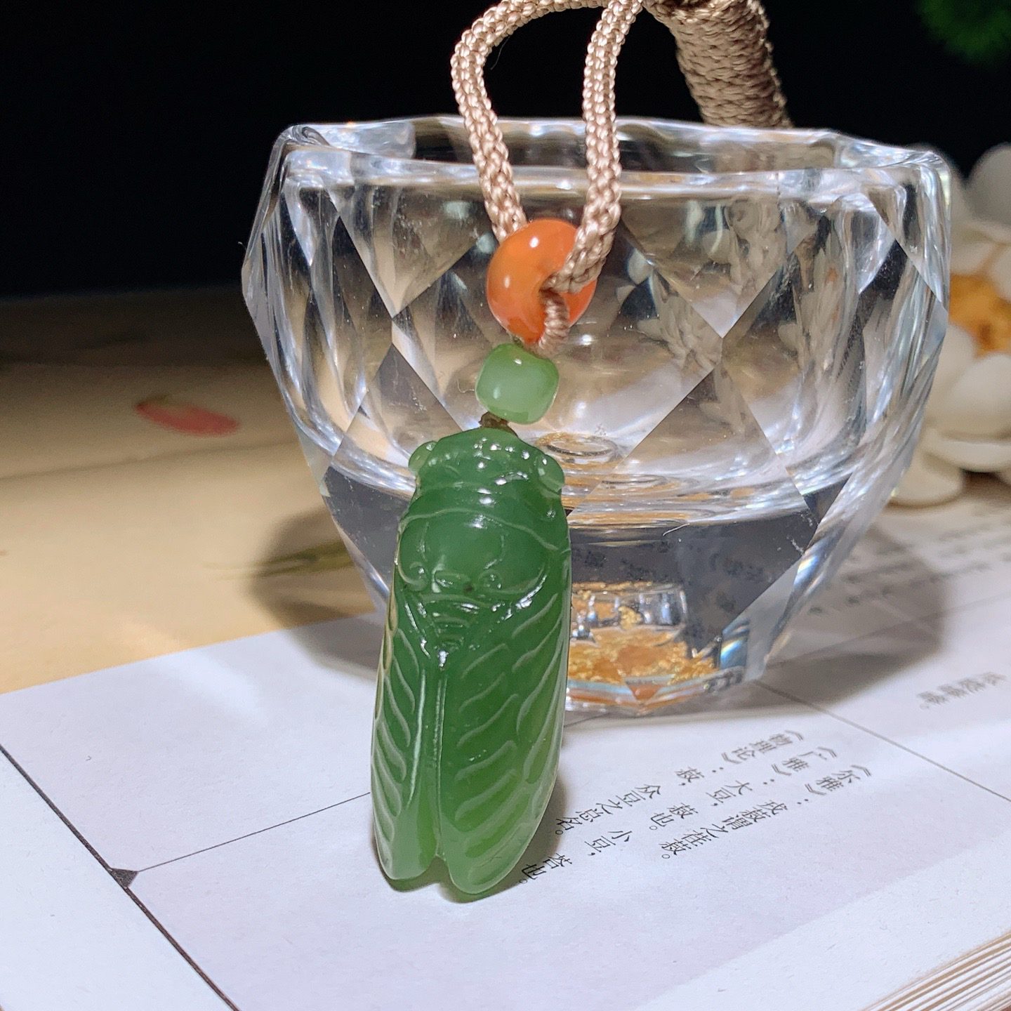 和田玉阳绿俄罗斯碧玉一鸣惊人挂件。尺寸34/15/10重10克 玉质细腻油润。手推出油。品相大气 lt260401