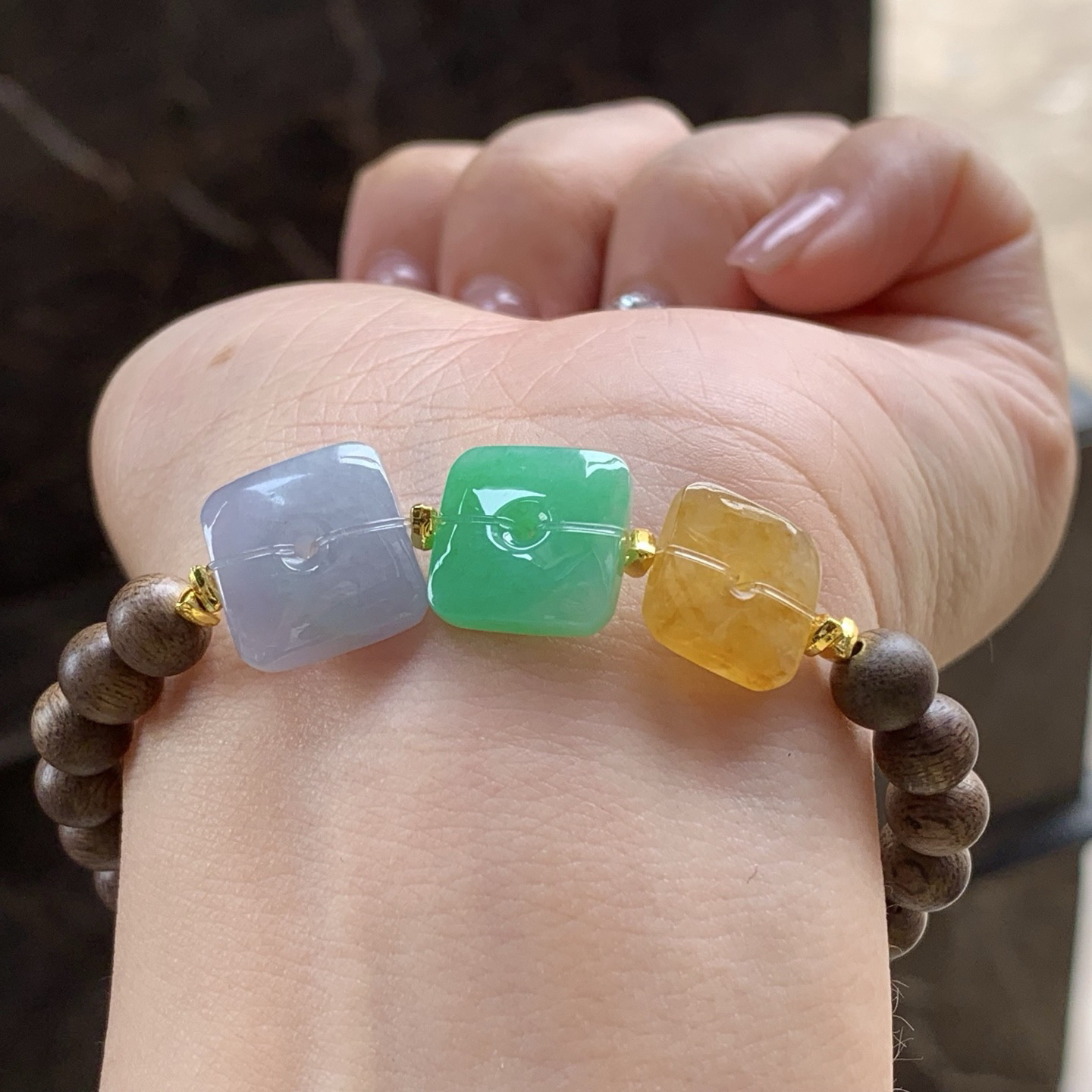 三彩方扣手串
颜色漂亮 搭配沉香木