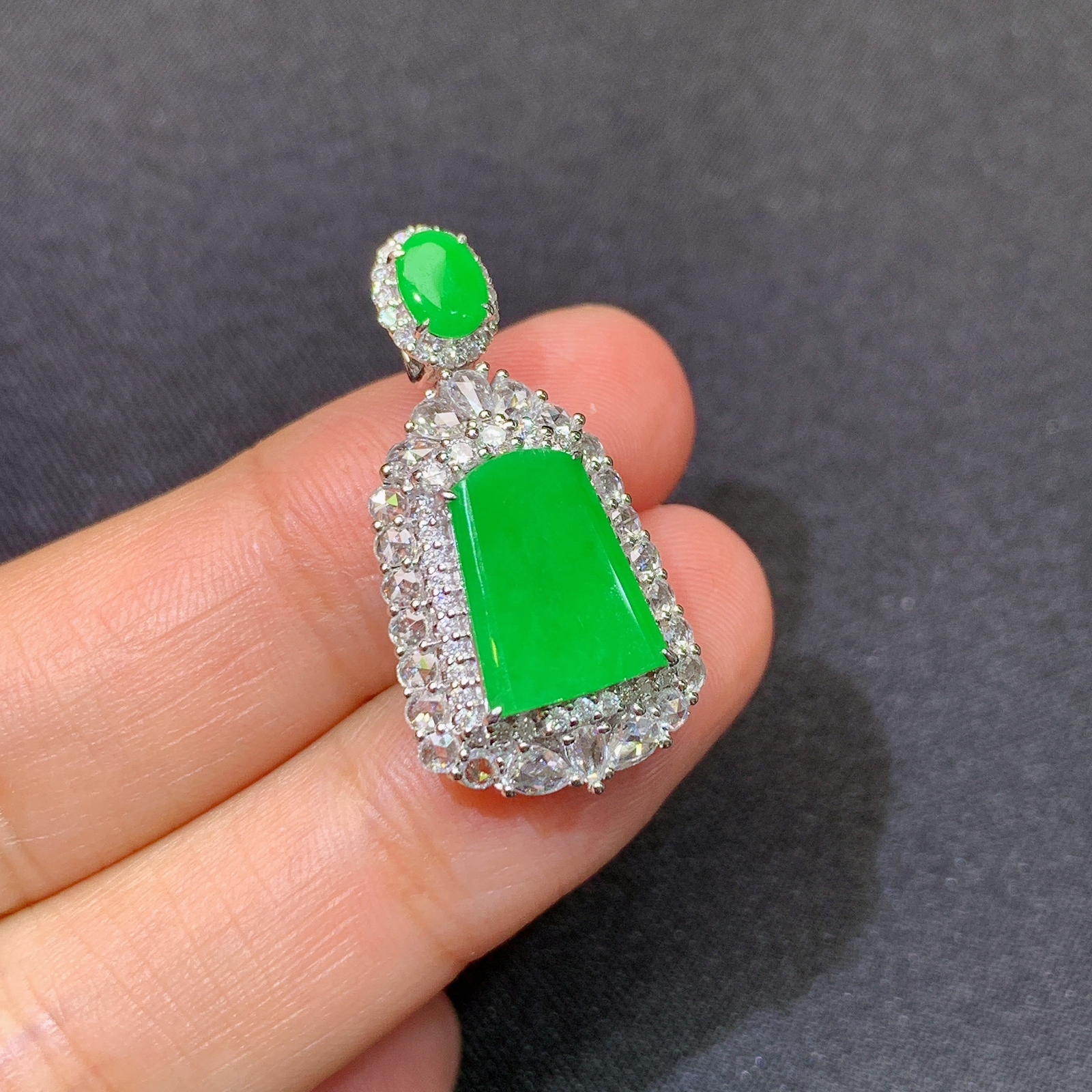 阳绿无事牌吊坠，18k金镶嵌，色泽鲜阳，种老水足，001 尺寸27.9*14.1*7.7