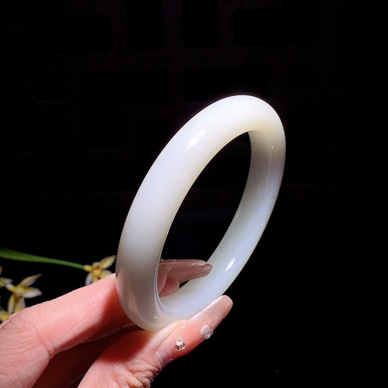 和田玉60圈口白玉手镯玉质细腻油润 底色纯净 无裂无杂 脂粉好，品质高