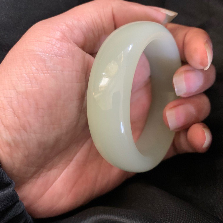 宽版，54圈口和田玉青白色手镯，和田玉54圈口手镯，镯型古朴典雅。在诗情画意的雨巷相遇，你是我腕间的一抹风情，有你眸有深情.清风荡漾湖间静水，我愿俯身低眉，在烟波涟漪处寻