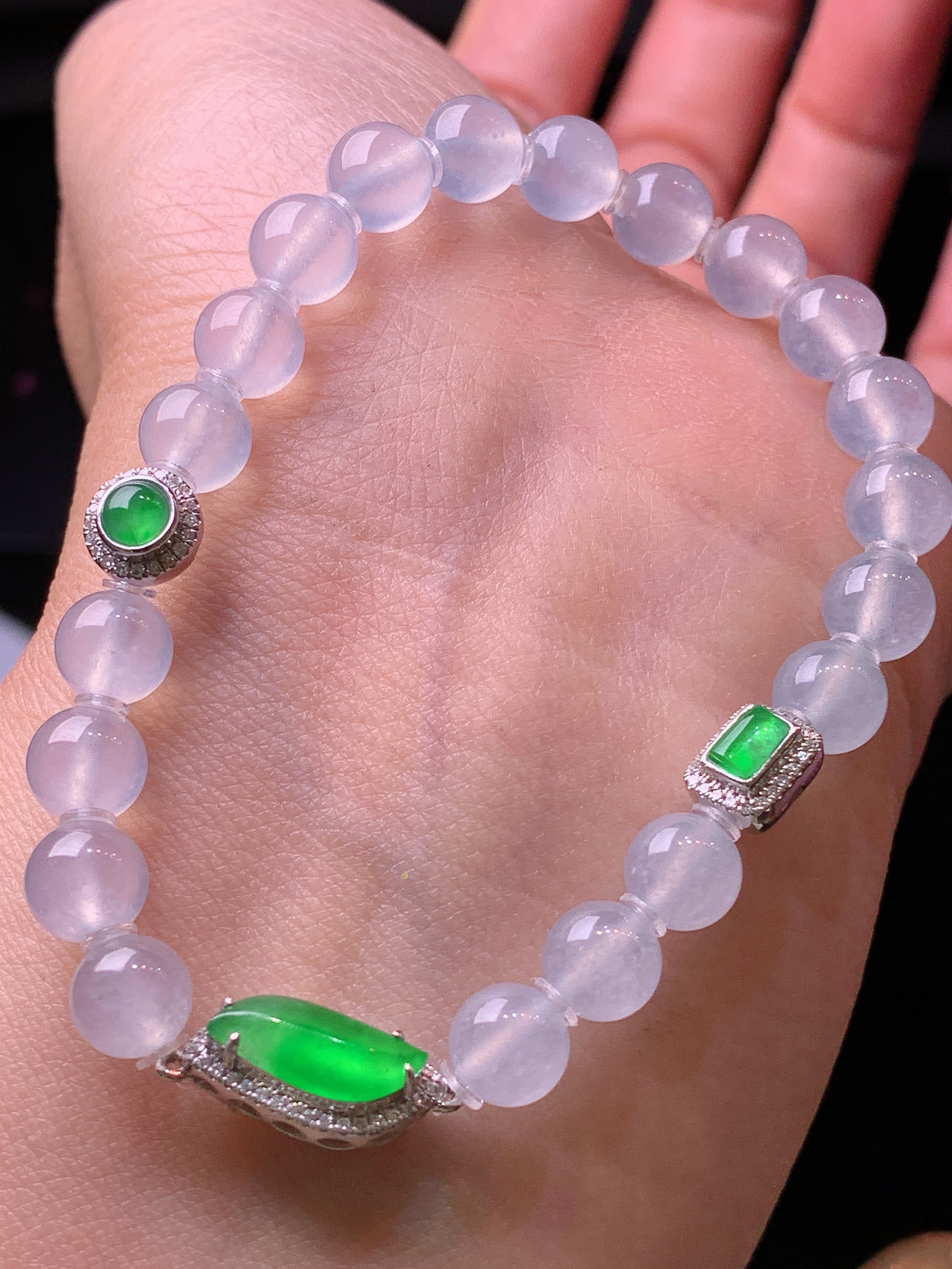 18k金钻镶嵌满绿随形搭配冰种圆珠手链 玉质细腻 色泽艳丽清新 水润亮眼 整体尺寸11.5*5*2.