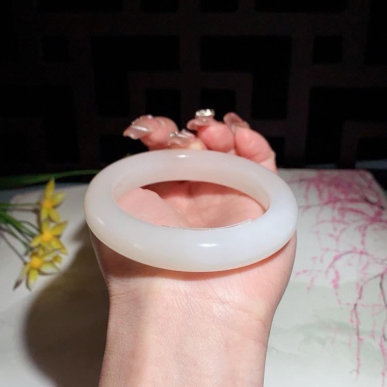 和田玉55.5圈口藕粉色手镯！玉质细腻油润 底色纯净 无裂无黑 脂粉好，品质好！