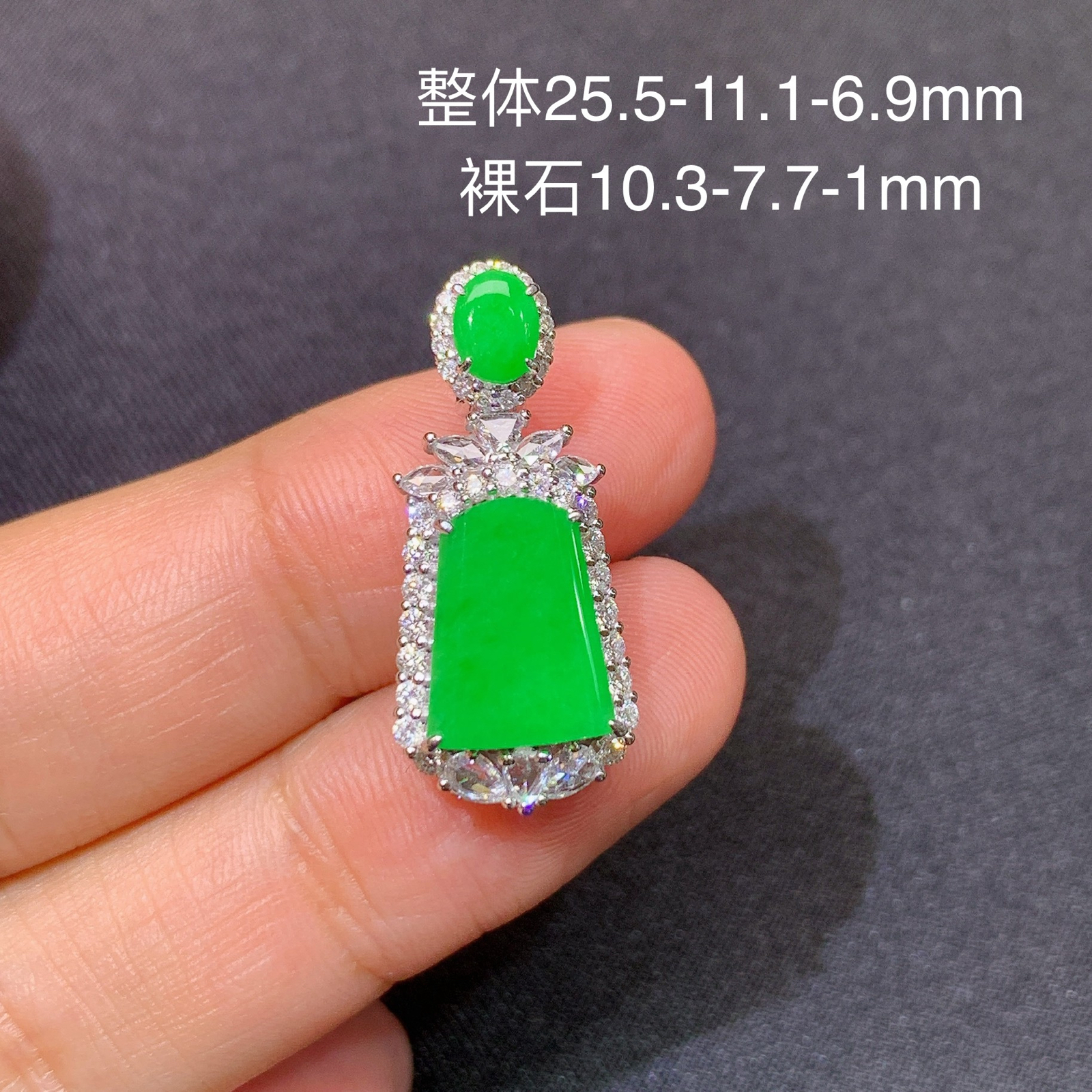 阳绿无事牌吊坠，18k金镶嵌，色泽鲜阳，种老水足 尺寸25.5*11.1*6.9